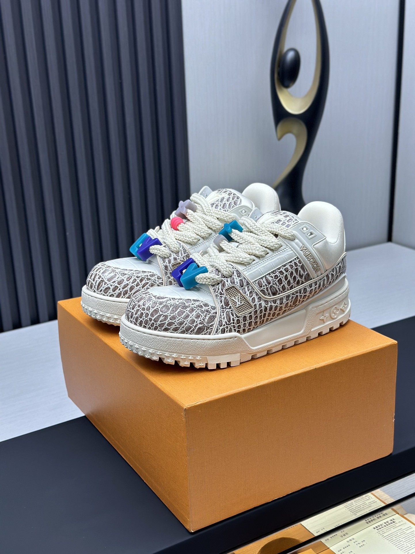 NO:575108,Top version (Jiggy Ding) LV-Louis Vuitton-classic catwalk new model, air glue technology, original version 11 developed and re-engraved!  !  The upper foot is very comfortable. It is made of luxurious materials and fine workmanship. The midsole is printed with English letters 'Made in Europe'. The upper is made of calfskin imported from Italy. The side is decorated with the brand LOGO and signature. The latest latex foot mesh lining makes the foot feel super comfortable. The original two-color TPU combination outsole is specially provided by the factory. The package technology is Goodyear stitched and overlocked. Fabric: Exclusive custom-made first-layer cowhide. Accessories: Exclusive private model Vuitton logo.  Inner lining: Customized silky mesh lining - first-layer silk cowhide lining Outsole: TPU combination outsole, wear-resistant, non-slip and anti-yellowing Foot pads: New latex pads - mesh sweat-absorbent Counter technology: Fully computerized sewing machine to pull the thread Toe cap Back cover Hot and cold shaping Full set of pull-top lasts with medium and low logo pattern Counter packaging - Shoelaces Certificate Card Instructions Certificate Dust bag The most complete packaging in the entire network  Women's size 35-40, men's size 38-46 (38/46 customized, non-refundable!,, louis vuitton, louis vuitton, cowhide19860909顶级版本（胖丁）LV-路易威登-经典走秀新款 空胶工艺·原版11开发复刻！！上脚非常舒适 奢侈用料,做工精细,中底印有欧洲制造英文字母 鞋面由意大利进口小牛皮拼接,侧边饰有品牌LOGO标志及签名,最新乳胶垫脚网布内里,脚感超舒适.原厂特供原版双色TPU组合大底.套包工艺 固特异缝合锁边 面料:独家定制头层牛皮 配件:独家私模Vuitton 标识, 内里:定制丝滑网里-头层丝绸牛皮内里 大底:TPU组合大底耐磨防滑防黄 垫脚:新款乳胶垫-网纱吸汗 专柜工艺:全电脑针车拉线 鞋头 后套 冷热定型 全套拉帮套楦中低logo花纹 专柜包装 -鞋带 证书 卡片 说明书 合格证 防尘袋 全网最齐包装 女款35-40男款38-46（38/46订做不退换！,,louis vuitton,louis vuitton,cowhide,Men's shoes