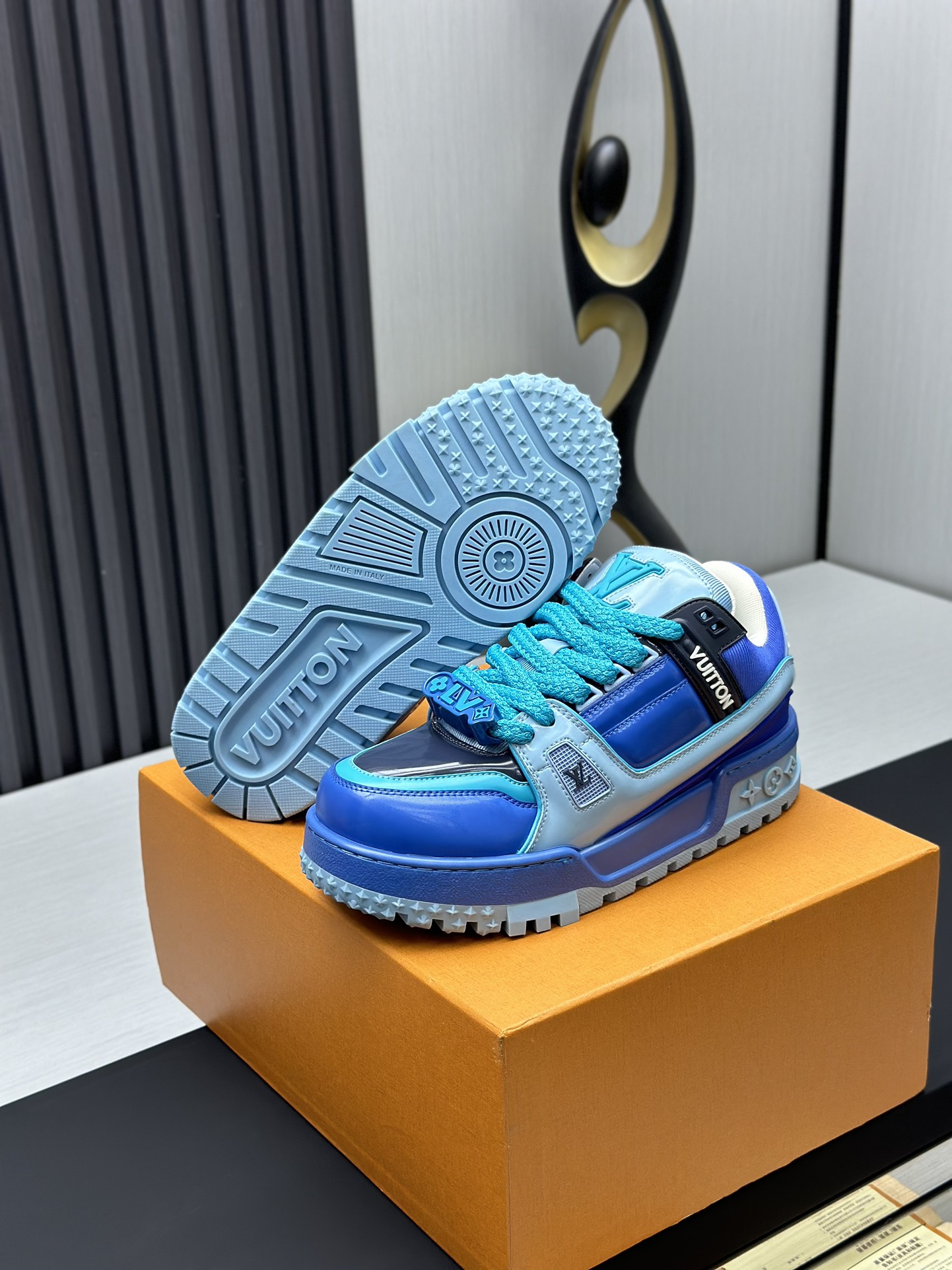 工厂价&yen;450💰顶级版本 （胖丁）LV-路易威登-经典走秀新款
空胶工艺&middot;原版1：1开发复刻！！上脚非常舒适 奢侈用料，做工精细，中底印有欧洲制造英文字母
鞋面由意大利进口小牛皮拼接，侧边饰有品牌LOGO标志及签名，最新乳胶垫脚➕网布内里，脚感超舒适。原厂特供原版双色TPU组合大底。套包工艺 固特异缝合锁边
面料:独家定制头层牛皮
配件:独家私模Vuitton 标识，
内里:定制丝滑网里-头层丝绸牛皮内里
大底:TPU组合大底耐磨防滑防黄
垫脚:新款乳胶垫-网纱吸汗 
专柜工艺:全电脑针车拉线 鞋头 后套 冷热定型 全套拉帮套楦中低logo花纹
专柜包装 -鞋带 证书 卡片 说明书 合格证 防尘袋 全网最齐包装
女款35-40男款38-46（38/46订做不退换！
