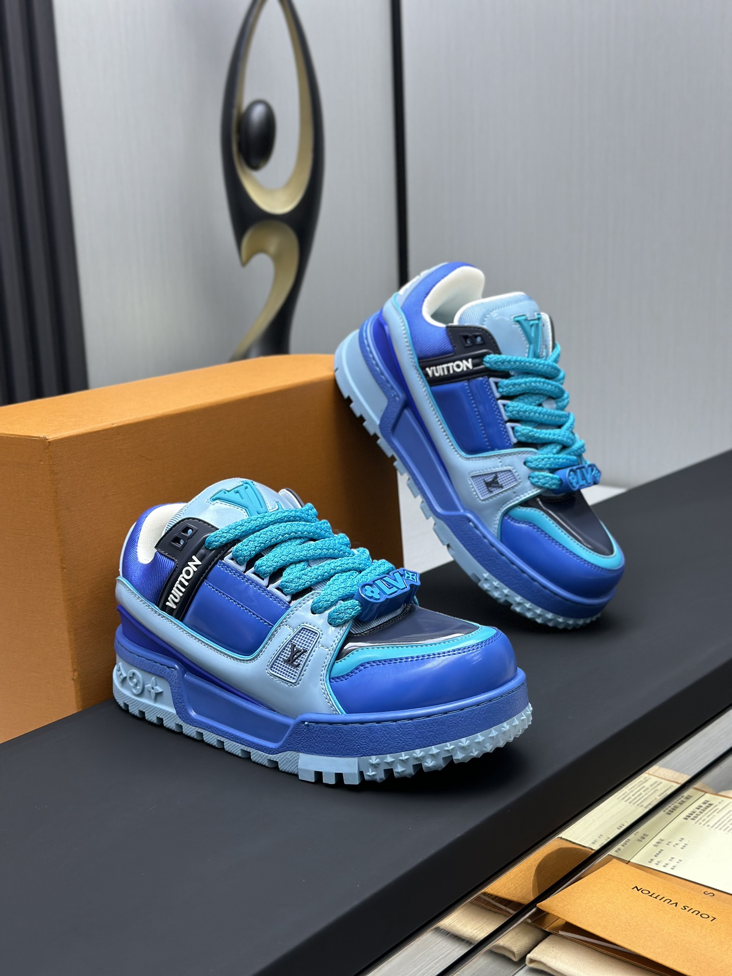 工厂价&yen;450💰顶级版本 （胖丁）LV-路易威登-经典走秀新款
空胶工艺&middot;原版1：1开发复刻！！上脚非常舒适 奢侈用料，做工精细，中底印有欧洲制造英文字母
鞋面由意大利进口小牛皮拼接，侧边饰有品牌LOGO标志及签名，最新乳胶垫脚➕网布内里，脚感超舒适。原厂特供原版双色TPU组合大底。套包工艺 固特异缝合锁边
面料:独家定制头层牛皮
配件:独家私模Vuitton 标识，
内里:定制丝滑网里-头层丝绸牛皮内里
大底:TPU组合大底耐磨防滑防黄
垫脚:新款乳胶垫-网纱吸汗 
专柜工艺:全电脑针车拉线 鞋头 后套 冷热定型 全套拉帮套楦中低logo花纹
专柜包装 -鞋带 证书 卡片 说明书 合格证 防尘袋 全网最齐包装
女款35-40男款38-46（38/46订做不退换！
