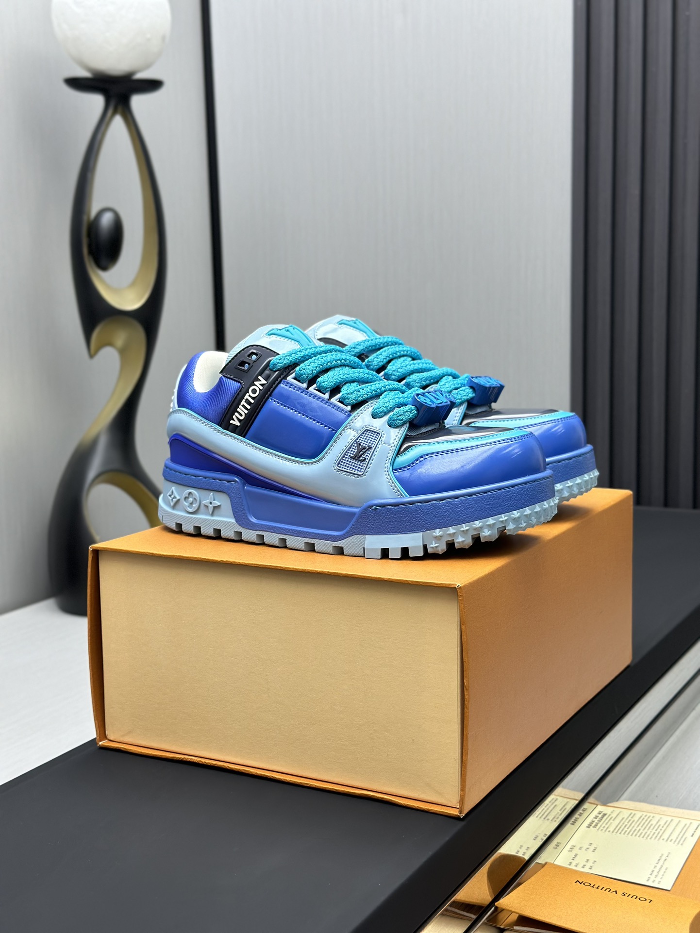 工厂价&yen;450💰顶级版本 （胖丁）LV-路易威登-经典走秀新款
空胶工艺&middot;原版1：1开发复刻！！上脚非常舒适 奢侈用料，做工精细，中底印有欧洲制造英文字母
鞋面由意大利进口小牛皮拼接，侧边饰有品牌LOGO标志及签名，最新乳胶垫脚➕网布内里，脚感超舒适。原厂特供原版双色TPU组合大底。套包工艺 固特异缝合锁边
面料:独家定制头层牛皮
配件:独家私模Vuitton 标识，
内里:定制丝滑网里-头层丝绸牛皮内里
大底:TPU组合大底耐磨防滑防黄
垫脚:新款乳胶垫-网纱吸汗 
专柜工艺:全电脑针车拉线 鞋头 后套 冷热定型 全套拉帮套楦中低logo花纹
专柜包装 -鞋带 证书 卡片 说明书 合格证 防尘袋 全网最齐包装
女款35-40男款38-46（38/46订做不退换！
