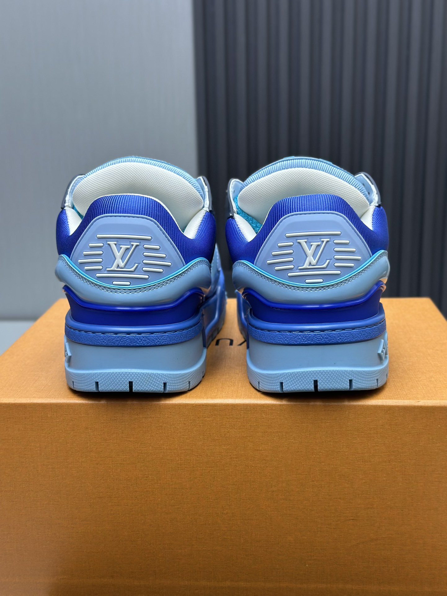 工厂价&yen;450💰顶级版本 （胖丁）LV-路易威登-经典走秀新款
空胶工艺&middot;原版1：1开发复刻！！上脚非常舒适 奢侈用料，做工精细，中底印有欧洲制造英文字母
鞋面由意大利进口小牛皮拼接，侧边饰有品牌LOGO标志及签名，最新乳胶垫脚➕网布内里，脚感超舒适。原厂特供原版双色TPU组合大底。套包工艺 固特异缝合锁边
面料:独家定制头层牛皮
配件:独家私模Vuitton 标识，
内里:定制丝滑网里-头层丝绸牛皮内里
大底:TPU组合大底耐磨防滑防黄
垫脚:新款乳胶垫-网纱吸汗 
专柜工艺:全电脑针车拉线 鞋头 后套 冷热定型 全套拉帮套楦中低logo花纹
专柜包装 -鞋带 证书 卡片 说明书 合格证 防尘袋 全网最齐包装
女款35-40男款38-46（38/46订做不退换！
