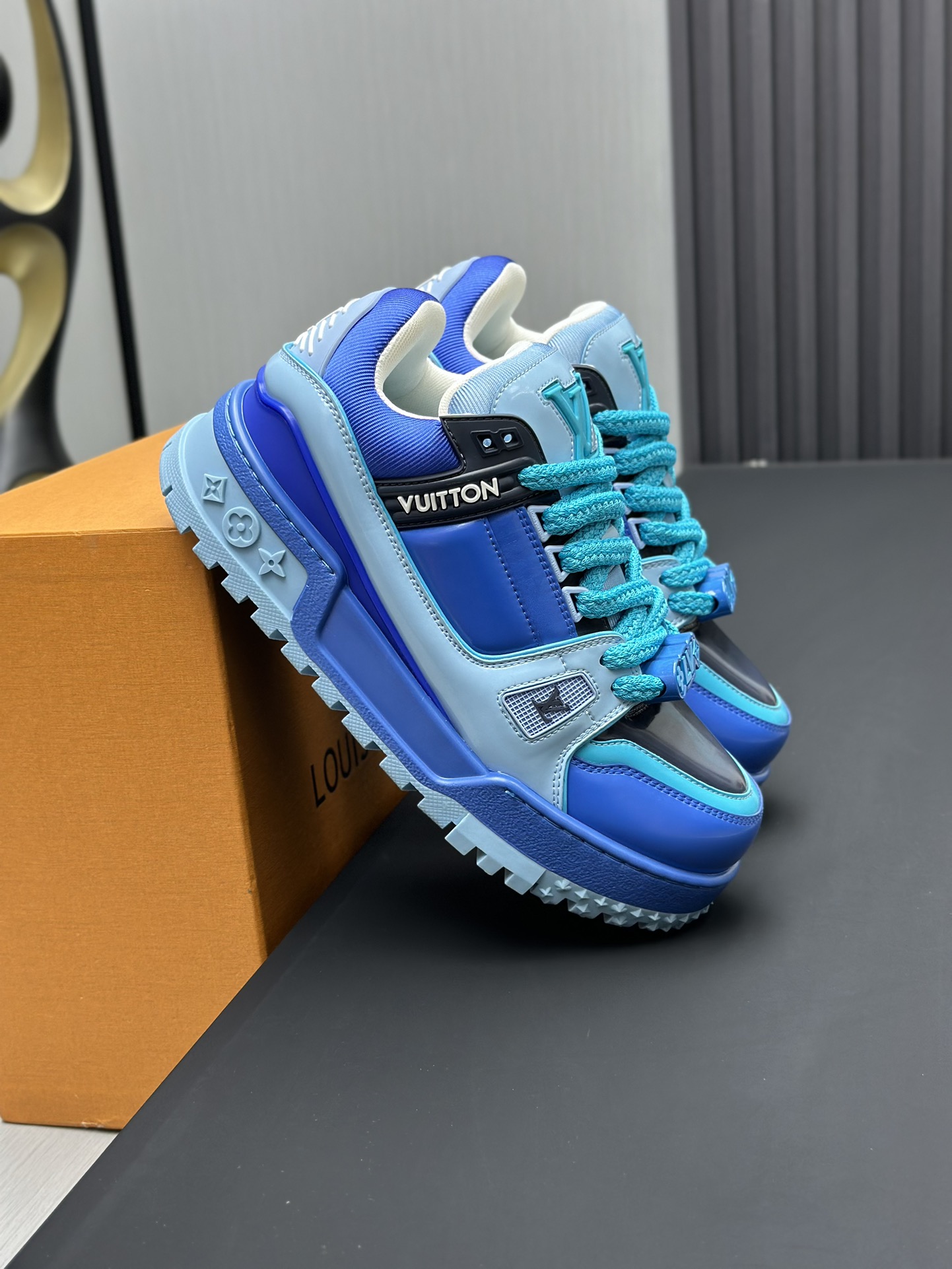 工厂价&yen;450💰顶级版本 （胖丁）LV-路易威登-经典走秀新款
空胶工艺&middot;原版1：1开发复刻！！上脚非常舒适 奢侈用料，做工精细，中底印有欧洲制造英文字母
鞋面由意大利进口小牛皮拼接，侧边饰有品牌LOGO标志及签名，最新乳胶垫脚➕网布内里，脚感超舒适。原厂特供原版双色TPU组合大底。套包工艺 固特异缝合锁边
面料:独家定制头层牛皮
配件:独家私模Vuitton 标识，
内里:定制丝滑网里-头层丝绸牛皮内里
大底:TPU组合大底耐磨防滑防黄
垫脚:新款乳胶垫-网纱吸汗 
专柜工艺:全电脑针车拉线 鞋头 后套 冷热定型 全套拉帮套楦中低logo花纹
专柜包装 -鞋带 证书 卡片 说明书 合格证 防尘袋 全网最齐包装
女款35-40男款38-46（38/46订做不退换！
