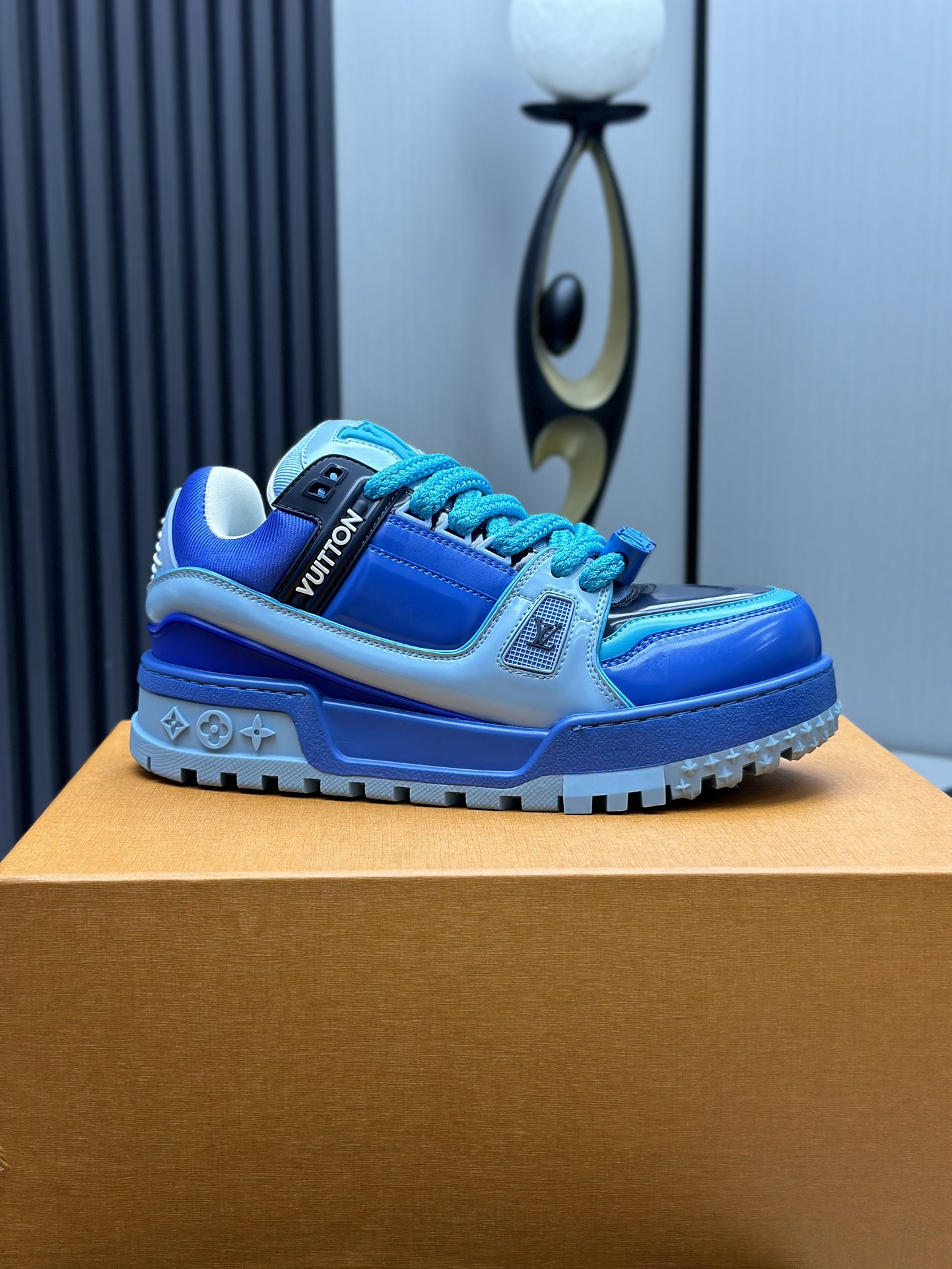 工厂价&yen;450💰顶级版本 （胖丁）LV-路易威登-经典走秀新款
空胶工艺&middot;原版1：1开发复刻！！上脚非常舒适 奢侈用料，做工精细，中底印有欧洲制造英文字母
鞋面由意大利进口小牛皮拼接，侧边饰有品牌LOGO标志及签名，最新乳胶垫脚➕网布内里，脚感超舒适。原厂特供原版双色TPU组合大底。套包工艺 固特异缝合锁边
面料:独家定制头层牛皮
配件:独家私模Vuitton 标识，
内里:定制丝滑网里-头层丝绸牛皮内里
大底:TPU组合大底耐磨防滑防黄
垫脚:新款乳胶垫-网纱吸汗 
专柜工艺:全电脑针车拉线 鞋头 后套 冷热定型 全套拉帮套楦中低logo花纹
专柜包装 -鞋带 证书 卡片 说明书 合格证 防尘袋 全网最齐包装
女款35-40男款38-46（38/46订做不退换！
