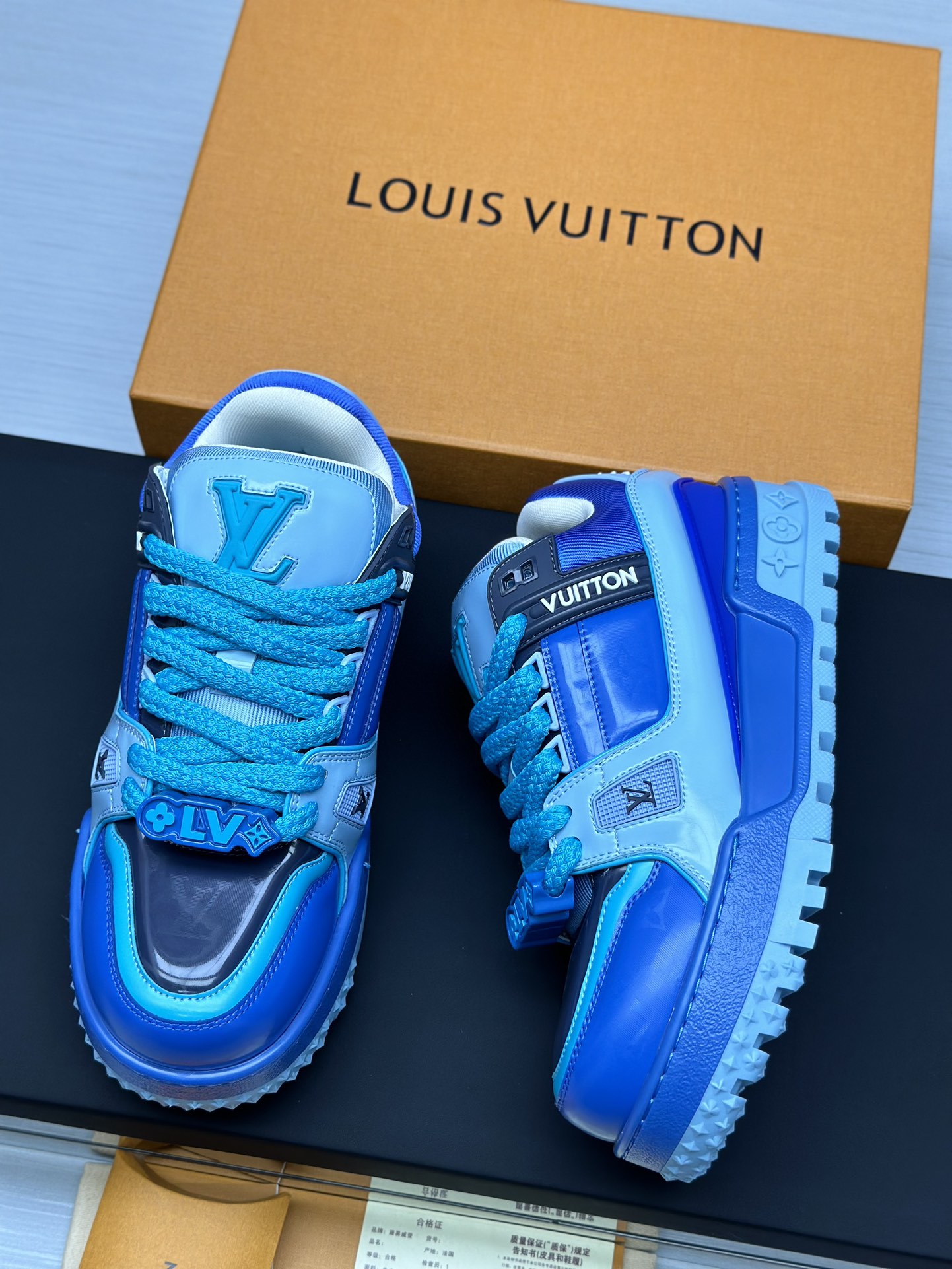工厂价&yen;450💰顶级版本 （胖丁）LV-路易威登-经典走秀新款
空胶工艺&middot;原版1：1开发复刻！！上脚非常舒适 奢侈用料，做工精细，中底印有欧洲制造英文字母
鞋面由意大利进口小牛皮拼接，侧边饰有品牌LOGO标志及签名，最新乳胶垫脚➕网布内里，脚感超舒适。原厂特供原版双色TPU组合大底。套包工艺 固特异缝合锁边
面料:独家定制头层牛皮
配件:独家私模Vuitton 标识，
内里:定制丝滑网里-头层丝绸牛皮内里
大底:TPU组合大底耐磨防滑防黄
垫脚:新款乳胶垫-网纱吸汗 
专柜工艺:全电脑针车拉线 鞋头 后套 冷热定型 全套拉帮套楦中低logo花纹
专柜包装 -鞋带 证书 卡片 说明书 合格证 防尘袋 全网最齐包装
女款35-40男款38-46（38/46订做不退换！
