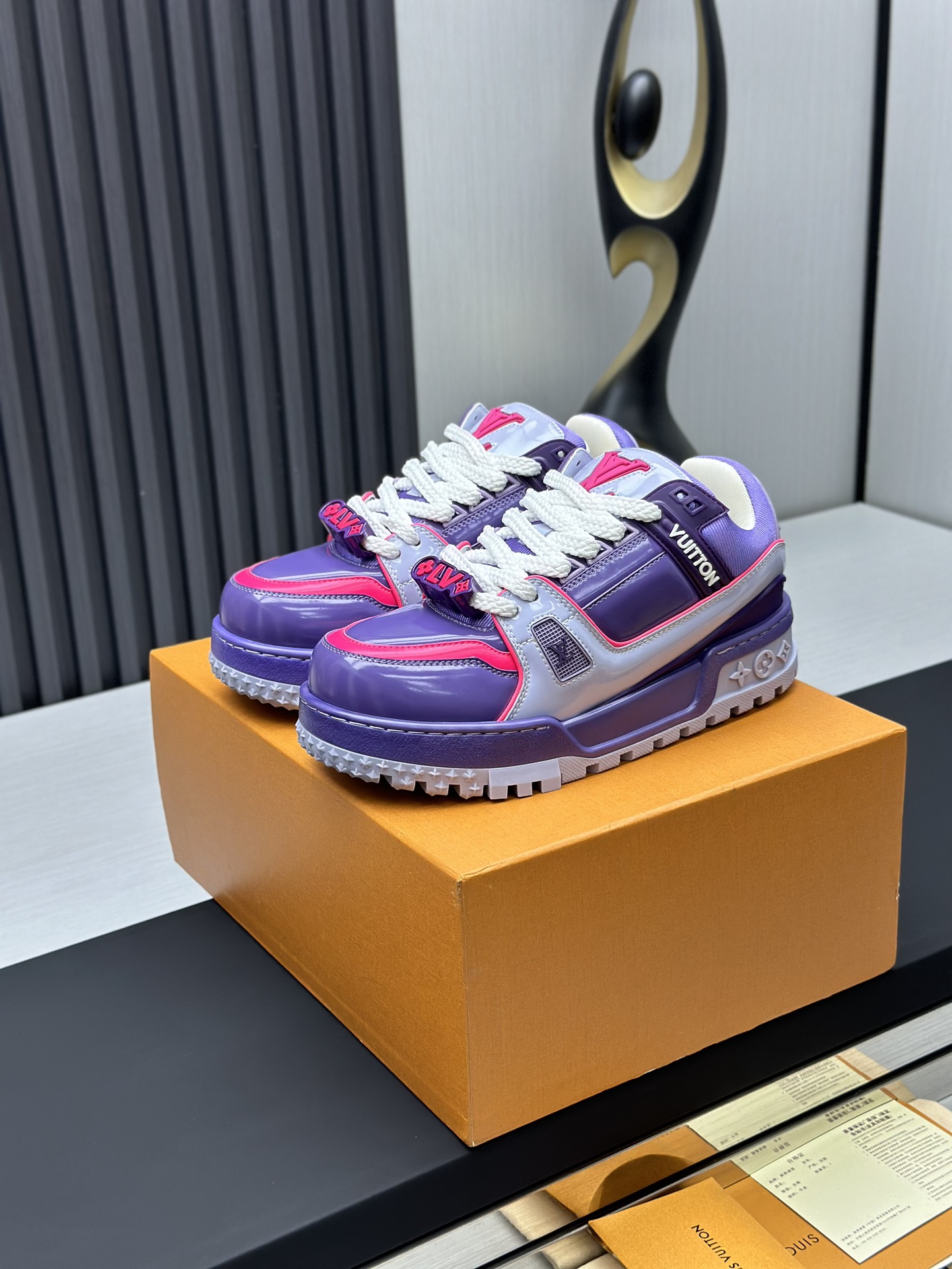 NO:233680,Top version (Fat Ding) LV-Louis Vuitton-Classic Show new model, empty glue craftsmanship·Original 11 development replica!  !  Very comfortable to put on the foot, luxurious materials, fine workmanship, midsole printed with English letters made in Europe, the upper is spliced ​​by calfskin imported from Italy, the side is decorated with brand LOGO logo and signature, the latest latex foot pad inner lining, the foot feels super comfortable. Original special supply of original two-color TPU combination sole. Packing process Goodyear stitching and locking edge Fabric: exclusive custom top layer cowhide Accessories: Exclusive private mold Vuitton logo, inner lining: Customized silky mesh - top layer silk cowhide inner lining Outsole: TPU combination sole wear-resistant, non-slip, yellow foot pad: new latex pad - mesh sweat-absorbing counter technology: full computer needle car pull wire toe back cover hot and cold set Full set of pull-up sleeve mid-low logo pattern Counter packaging - shoelace certificate card instruction manual Certificate of conformity Dust bag The most complete packaging of the entire network  Women's 35-40 Men's 38-46 (38/46 custom made without return!, casual shoes/sports shoes, louis vuitton, louis vuitton, sneakers, cowhide19860909顶级版本（胖丁）LV-路易威登-经典走秀新款 空胶工艺·原版11开发复刻！！上脚非常舒适 奢侈用料,做工精细,中底印有欧洲制造英文字母 鞋面由意大利进口小牛皮拼接,侧边饰有品牌LOGO标志及签名,最新乳胶垫脚网布内里,脚感超舒适.原厂特供原版双色TPU组合大底.套包工艺 固特异缝合锁边 面料:独家定制头层牛皮 配件:独家私模Vuitton 标识, 内里:定制丝滑网里-头层丝绸牛皮内里 大底:TPU组合大底耐磨防滑防黄 垫脚:新款乳胶垫-网纱吸汗 专柜工艺:全电脑针车拉线 鞋头 后套 冷热定型 全套拉帮套楦中低logo花纹 专柜包装 -鞋带 证书 卡片 说明书 合格证 防尘袋 全网最齐包装 女款35-40男款38-46（38/46订做不退换！,休闲鞋/运动鞋,louis vuitton,louis vuitton,sneakers,cowhide,Women's Shoes