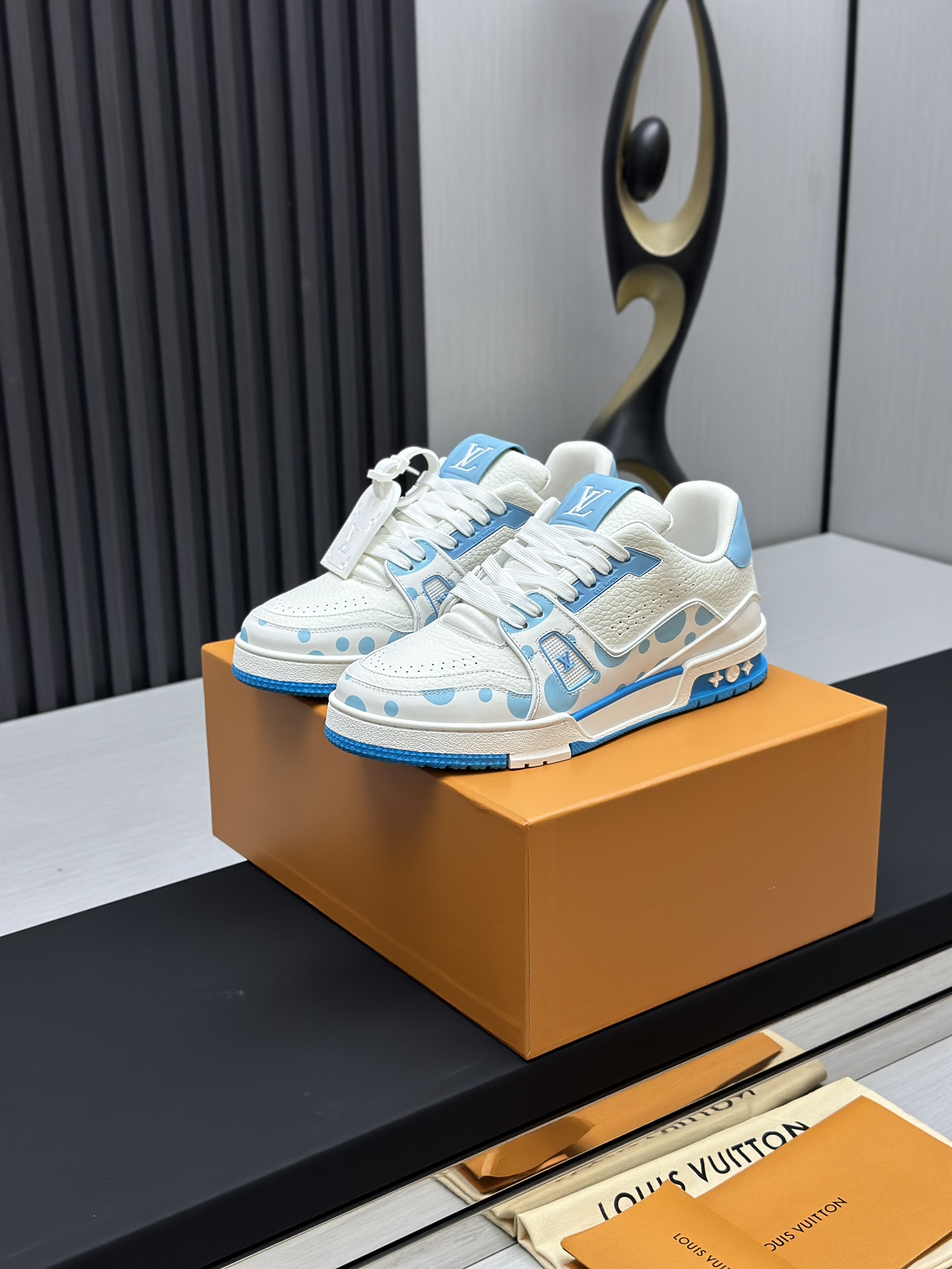 NO:169438,Factory direct sales top version LV-Louis Vuitton-Classic Show new model, empty glue craftsmanship·Original 11 development replica!  !  Very comfortable to put on the foot, luxurious materials, fine workmanship, midsole printed with English letters made in Europe, the upper is spliced ​​by calfskin imported from Italy, the side is decorated with brand LOGO logo and signature, the latest latex foot pad inner lining, the foot feels super comfortable. Original special supply of original two-color TPU combination sole. Packing process Goodyear stitching and locking edge Fabric: exclusive custom top layer cowhide Accessories: Exclusive private mold Vuitton logo, inner lining: Customized silky mesh - top layer silk cowhide inner lining Outsole: TPU combination sole wear-resistant, non-slip, yellow foot pad: new latex pad - mesh sweat-absorbing counter technology: full computer needle car pull wire toe back cover hot and cold set Full set of pull-up sleeve mid-low logo pattern Counter packaging - shoelace certificate card instruction manual Certificate of conformity Dust bag The most complete packaging of the entire network  Women's 35-40 Men's 38-46 (38/46 custom made without return!, casual shoes/sports shoes, louis vuitton, louis vuitton, sneakers, cowhide19860909工厂直销顶级版本 LV-路易威登-经典走秀新款 空胶工艺·原版11开发复刻！！上脚非常舒适 奢侈用料,做工精细,中底印有欧洲制造英文字母 鞋面由意大利进口小牛皮拼接,侧边饰有品牌LOGO标志及签名,最新乳胶垫脚网布内里,脚感超舒适.原厂特供原版双色TPU组合大底.套包工艺 固特异缝合锁边 面料:独家定制头层牛皮 配件:独家私模Vuitton 标识, 内里:定制丝滑网里-头层丝绸牛皮内里 大底:TPU组合大底耐磨防滑防黄 垫脚:新款乳胶垫-网纱吸汗 专柜工艺:全电脑针车拉线 鞋头 后套 冷热定型 全套拉帮套楦中低logo花纹 专柜包装 -鞋带 证书 卡片 说明书 合格证 防尘袋 全网最齐包装 女款35-40男款38-46（38/46订做不退换！,休闲鞋/运动鞋,louis vuitton,louis vuitton,sneakers,cowhide,Women's Shoes