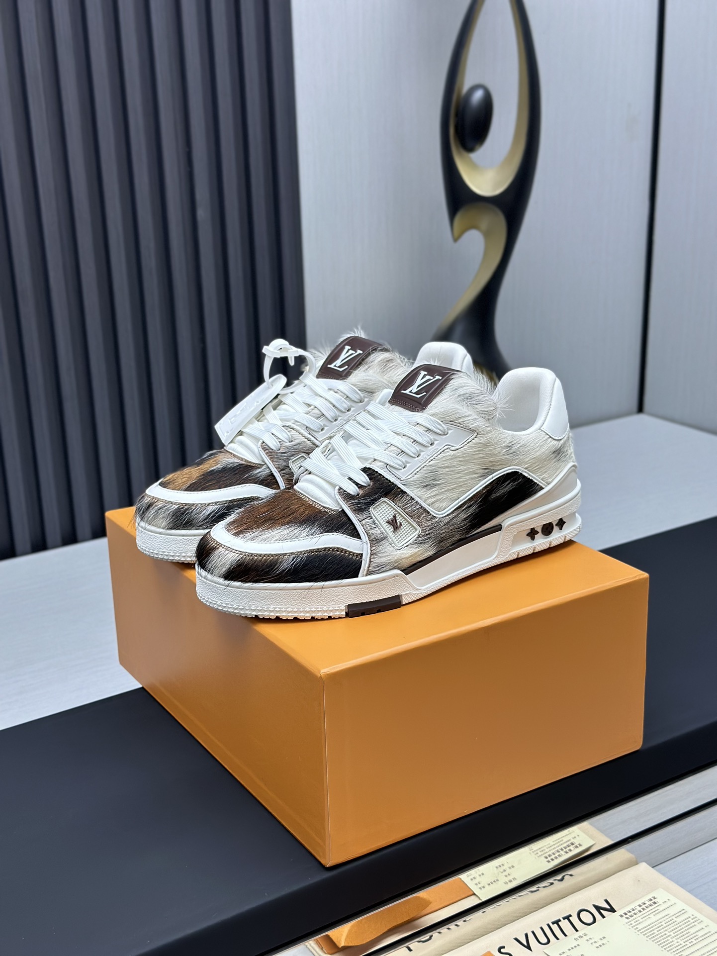 NO:169413,Factory direct sales top version LV-Louis Vuitton-Classic Show new model, empty glue craftsmanship·Original 11 development replica!  !  Very comfortable to put on the foot, luxurious materials, fine workmanship, midsole printed with English letters made in Europe, the upper is spliced ​​by calfskin imported from Italy, the side is decorated with brand LOGO logo and signature, the latest latex foot pad inner lining, the foot feels super comfortable. Original special supply of original two-color TPU combination sole. Packing process Goodyear stitching and locking edge Fabric: exclusive custom top layer cowhide Accessories: Exclusive private mold Vuitton logo, inner lining: Customized silky mesh - top layer silk cowhide inner lining Outsole: TPU combination sole wear-resistant, non-slip, yellow foot pad: new latex pad - mesh sweat-absorbing counter technology: full computer needle car pull wire toe back cover hot and cold set Full set of pull-up sleeve mid-low logo pattern Counter packaging - shoelace certificate card instruction manual Certificate of conformity Dust bag The most complete packaging of the entire network  Women's 35-40 Men's 38-46 (38/46 custom made without return!, casual shoes/sports shoes, louis vuitton, louis vuitton, sneakers, cowhide19860909工厂直销顶级版本 LV-路易威登-经典走秀新款 空胶工艺·原版11开发复刻！！上脚非常舒适 奢侈用料,做工精细,中底印有欧洲制造英文字母 鞋面由意大利进口小牛皮拼接,侧边饰有品牌LOGO标志及签名,最新乳胶垫脚网布内里,脚感超舒适.原厂特供原版双色TPU组合大底.套包工艺 固特异缝合锁边 面料:独家定制头层牛皮 配件:独家私模Vuitton 标识, 内里:定制丝滑网里-头层丝绸牛皮内里 大底:TPU组合大底耐磨防滑防黄 垫脚:新款乳胶垫-网纱吸汗 专柜工艺:全电脑针车拉线 鞋头 后套 冷热定型 全套拉帮套楦中低logo花纹 专柜包装 -鞋带 证书 卡片 说明书 合格证 防尘袋 全网最齐包装 女款35-40男款38-46（38/46订做不退换！,休闲鞋/运动鞋,louis vuitton,louis vuitton,sneakers,cowhide,Women's Shoes