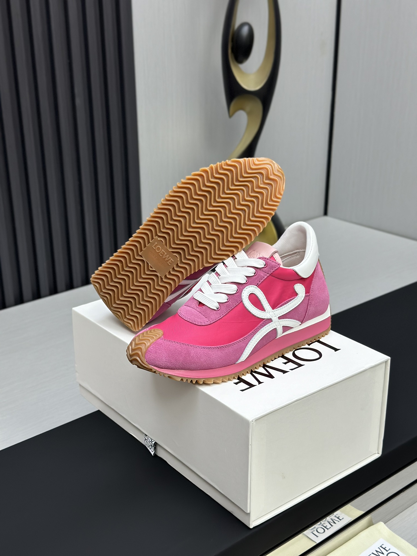 工厂直销💰280高版本👑—-—————LOEWE 罗意威早春新款内增高德训鞋！上脚超级轻便、舒适，6cm 内增高更是小个子的福音！原版1:1顶级复刻！品质欢迎看实物对比🆚！供高端代购首选🟢鞋面精选原版进口牛皮拼接客供织布，原版进口水染羊皮内里➕牛皮垫脚，按原版开模耐磨防滑大底，码数35-45🔺配置原版包
