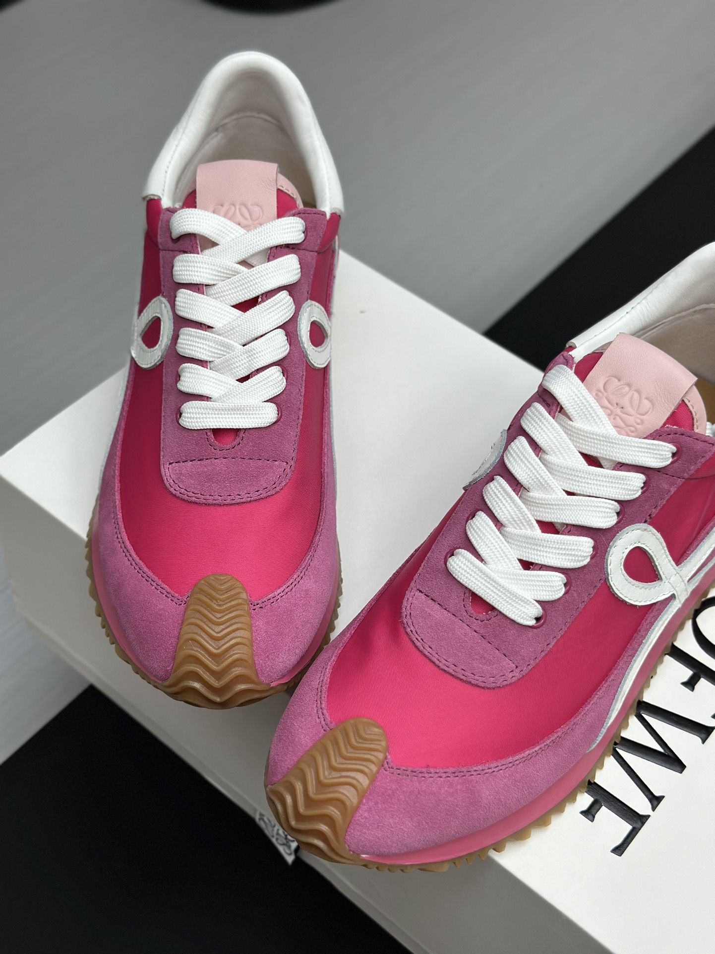 工厂直销💰280高版本👑—-—————LOEWE 罗意威早春新款内增高德训鞋！上脚超级轻便、舒适，6cm 内增高更是小个子的福音！原版1:1顶级复刻！品质欢迎看实物对比🆚！供高端代购首选🟢鞋面精选原版进口牛皮拼接客供织布，原版进口水染羊皮内里➕牛皮垫脚，按原版开模耐磨防滑大底，码数35-45🔺配置原版包