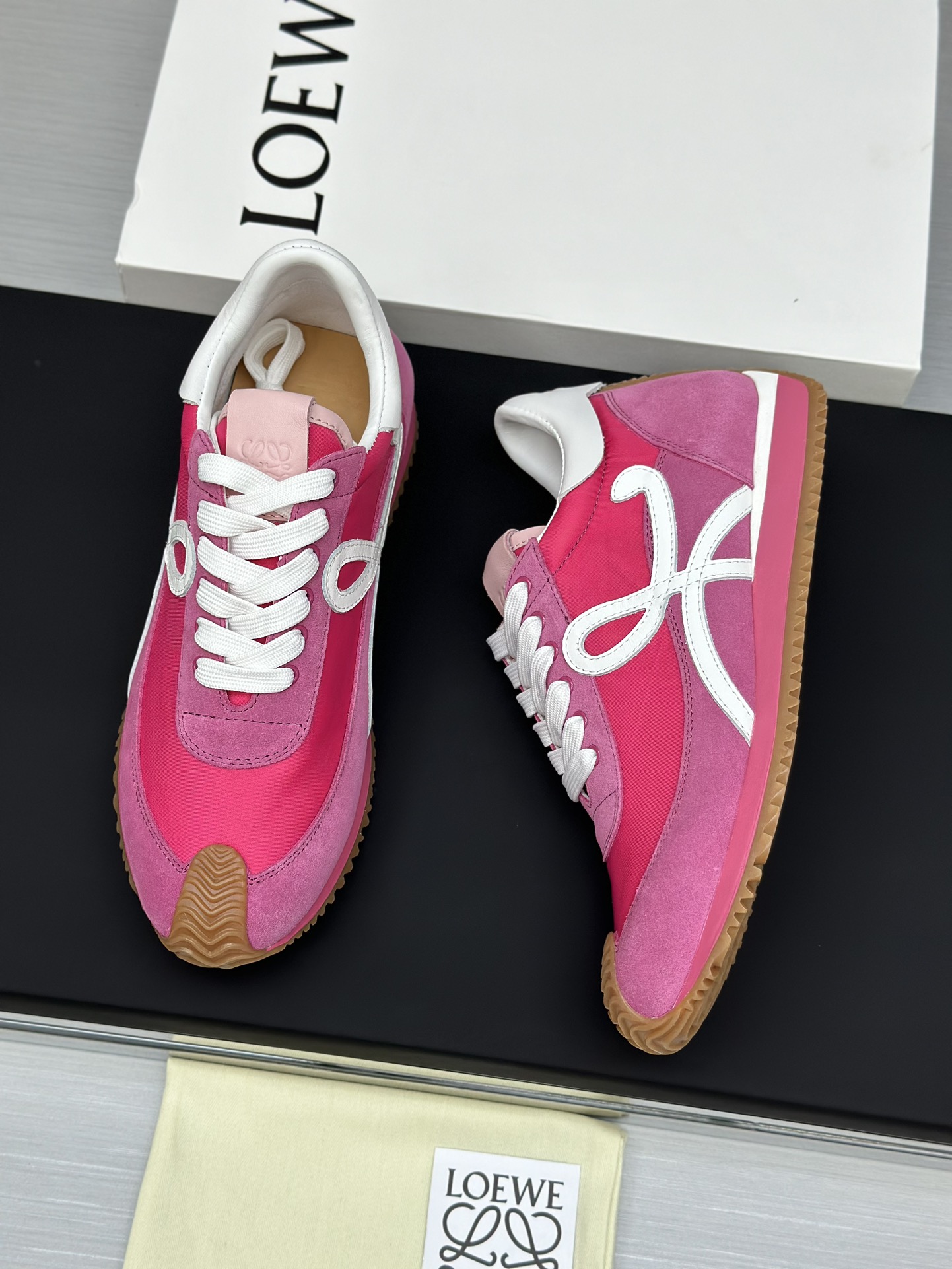 工厂直销💰280高版本👑—-—————LOEWE 罗意威早春新款内增高德训鞋！上脚超级轻便、舒适，6cm 内增高更是小个子的福音！原版1:1顶级复刻！品质欢迎看实物对比🆚！供高端代购首选🟢鞋面精选原版进口牛皮拼接客供织布，原版进口水染羊皮内里➕牛皮垫脚，按原版开模耐磨防滑大底，码数35-45🔺配置原版包
