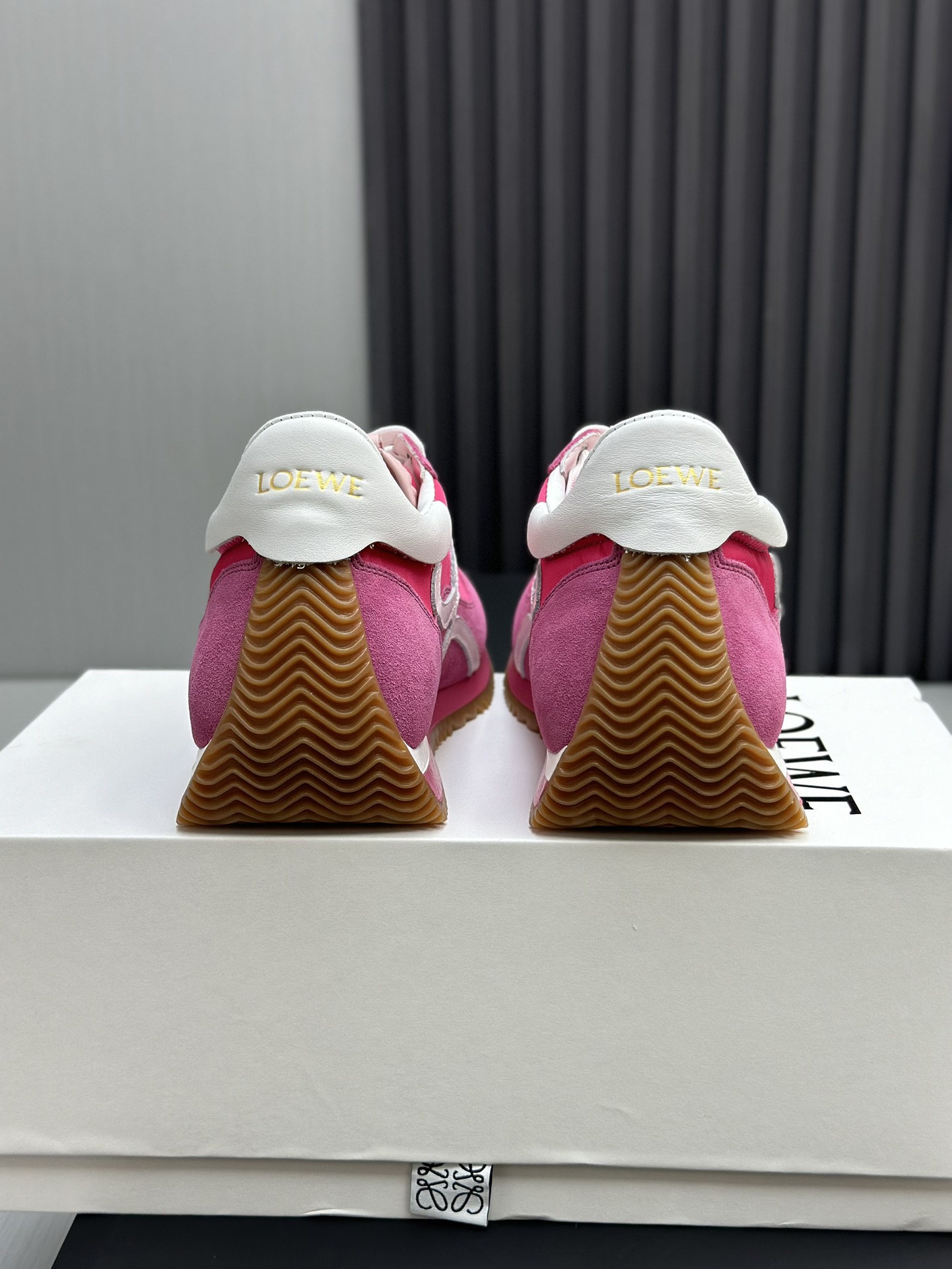 工厂直销💰280高版本👑—-—————LOEWE 罗意威早春新款内增高德训鞋！上脚超级轻便、舒适，6cm 内增高更是小个子的福音！原版1:1顶级复刻！品质欢迎看实物对比🆚！供高端代购首选🟢鞋面精选原版进口牛皮拼接客供织布，原版进口水染羊皮内里➕牛皮垫脚，按原版开模耐磨防滑大底，码数35-45🔺配置原版包
