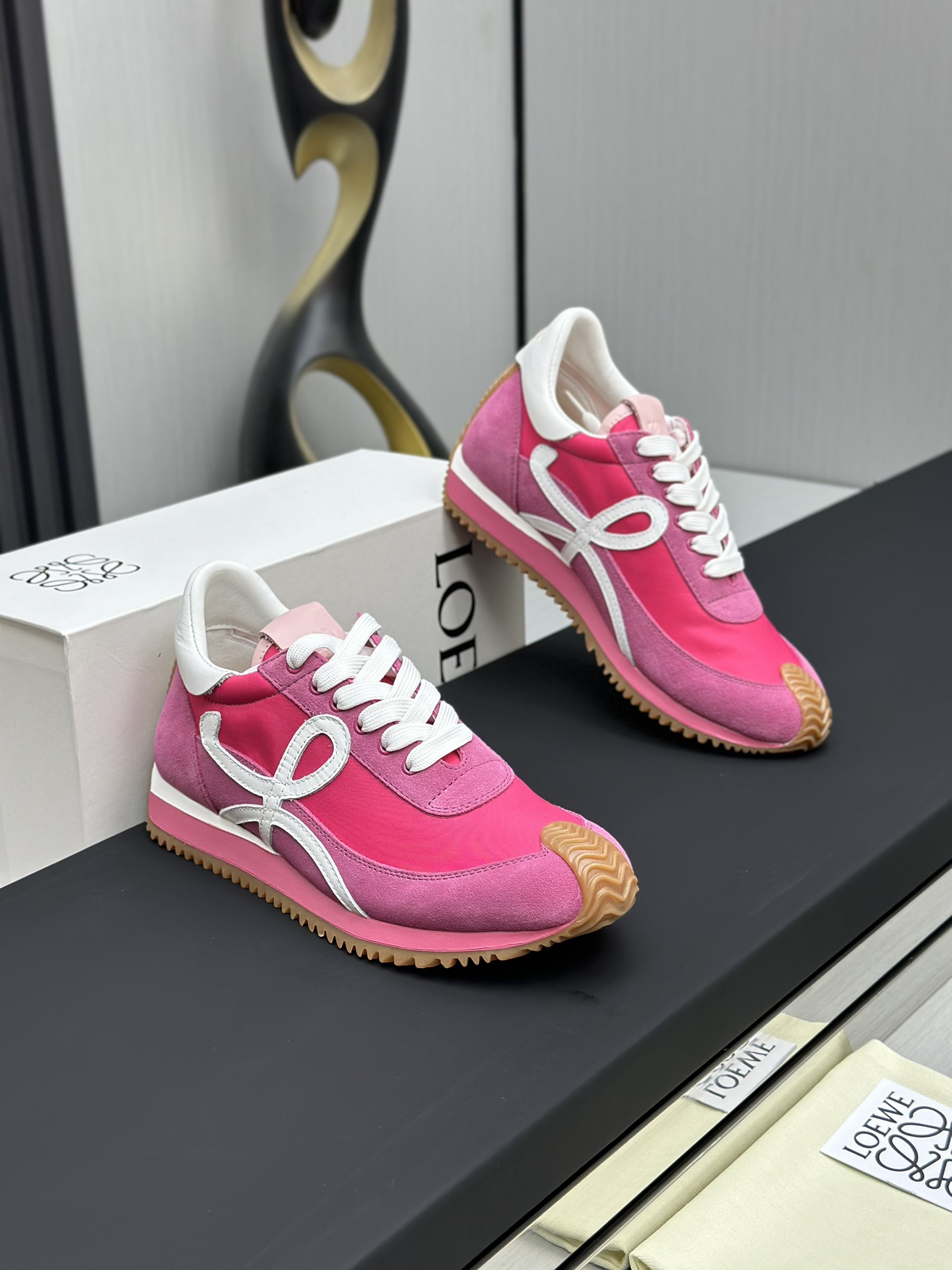 工厂直销💰280高版本👑—-—————LOEWE 罗意威早春新款内增高德训鞋！上脚超级轻便、舒适，6cm 内增高更是小个子的福音！原版1:1顶级复刻！品质欢迎看实物对比🆚！供高端代购首选🟢鞋面精选原版进口牛皮拼接客供织布，原版进口水染羊皮内里➕牛皮垫脚，按原版开模耐磨防滑大底，码数35-45🔺配置原版包