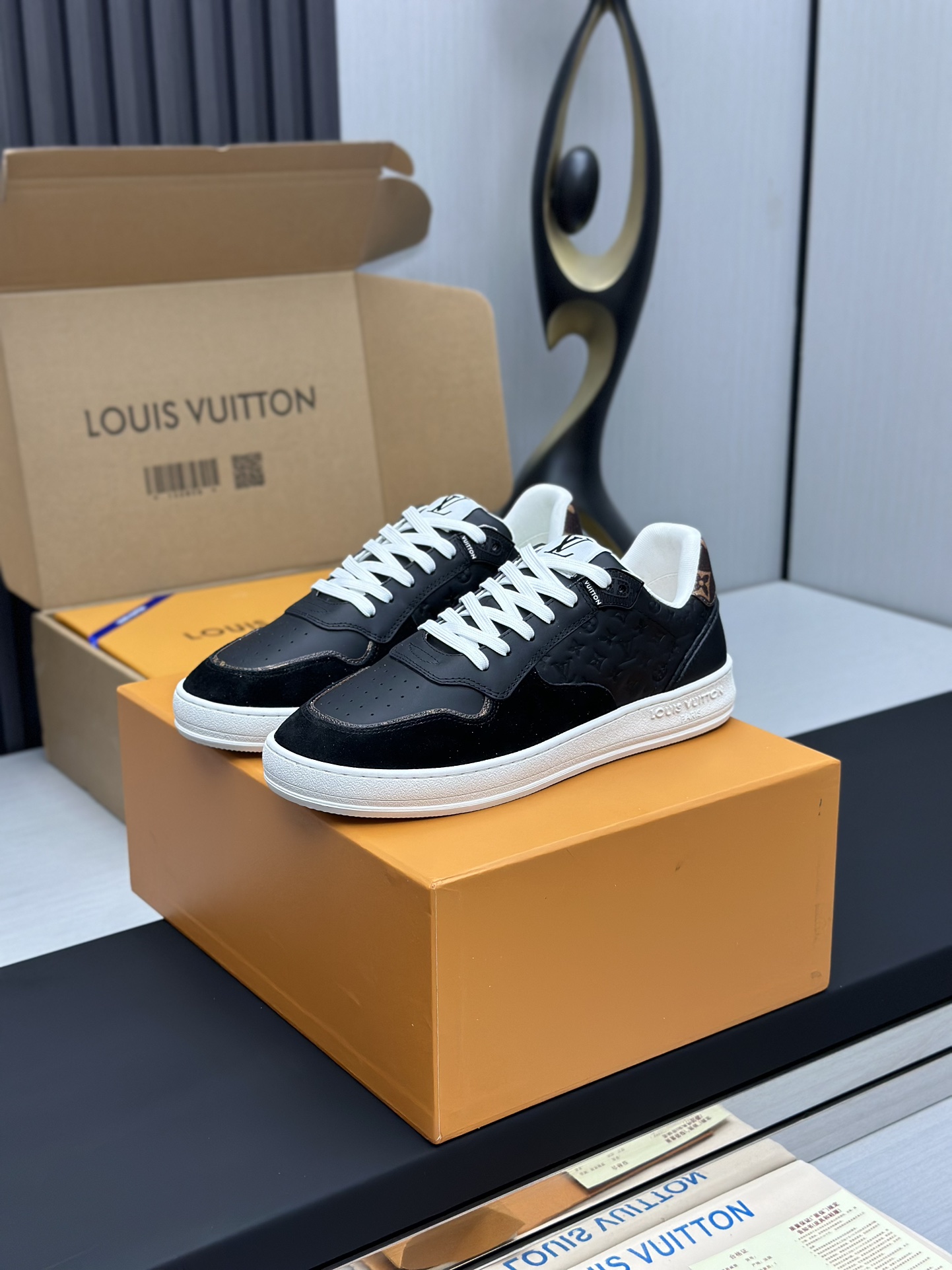 NO:233672,Full set of couples airplane boxes LV Louis Vuitton L Home Donkey STADIUM series Couple style casual sports shoes small white shoes Original purchase and development Making goods LV Stadium sports shoes are soft cowhide partially imprinted with Monogram pattern, reproducing the retro design trend. Monogram canvas trim and toe holes gather craftsmanship details, the tongue is decorated with LV letter labels, and the outsole expresses Louis Vuitton logo. The delivery counter is exquisitely packaged. The original imported head layer cowhide inner imported soft sheepskin lining. The sole original open molded anti-slip rubber outsole. The sole is 3CM thick. Size: women's 35-40 / men's 39-44, casual shoes/sports shoes, louis vuitton, louis vuitton, louis  vuitton, louis vuitton,sneakers,cowhide,sheepskin19860909情侣款飞机盒全套包装 LV 路易威登L家 驴牌STADIUM系列 情侣款 休闲 运动鞋 小白鞋 原版购入开发 做货 LV Stadium 运动鞋为柔软牛皮革局部压印 Monogram 图案,再现复古设计风潮.Monogram 帆布饰边和鞋头镂孔汇聚工致细节,鞋舌饰以 LV 字母标签,外底抒写路易威登标识 配送专柜精美包装 面料原版进口头层牛皮 内里原版进口柔软羊皮里 鞋底原版开模防滑橡胶大底 底厚3CM Size:女款35-40 / 男款39-44,休闲鞋/运动鞋,louis vuitton,louis vuitton,louis vuitton,louis vuitton,sneakers,cowhide,sheepskin,Women's Shoes