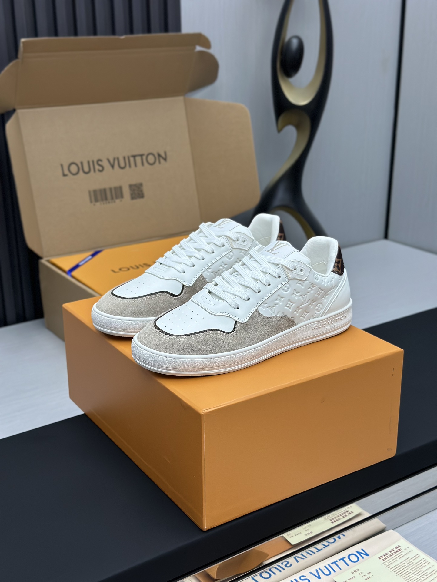 NO:233674,Price couples' plane box full package LV Louis Vuitton L Home Donkey STADIUM series Couple style casual sports shoes white shoes Original purchase and development Making goods LV Stadium sports shoes are soft cowhide partially imprinted with Monogram pattern, reproducing the retro design trend. Monogram canvas trim and toe holes gather craftsmanship details, the tongue is decorated with LV letter labels, and the outsole expresses the Louis Vuitton logo. The delivery counter is exquisitely packaged. The original imported head layer cowhide inner imported soft sheepskin lining. The sole original open molded anti-slip rubber outsole. The sole is 3CM thick. Size: women's 35-40 / men's 39-44, casual shoes/sports shoes, louis vuitton, louis vuitton, louis  vuitton, louis vuitton,sneakers,cowhide,sheepskin19860909价情侣款飞机盒全套包装 LV 路易威登L家 驴牌STADIUM系列 情侣款 休闲 运动鞋 小白鞋 原版购入开发 做货 LV Stadium 运动鞋为柔软牛皮革局部压印 Monogram 图案,再现复古设计风潮.Monogram 帆布饰边和鞋头镂孔汇聚工致细节,鞋舌饰以 LV 字母标签,外底抒写路易威登标识 配送专柜精美包装 面料原版进口头层牛皮 内里原版进口柔软羊皮里 鞋底原版开模防滑橡胶大底 底厚3CM Size:女款35-40 / 男款39-44,休闲鞋/运动鞋,louis vuitton,louis vuitton,louis vuitton,louis vuitton,sneakers,cowhide,sheepskin,Women's Shoes