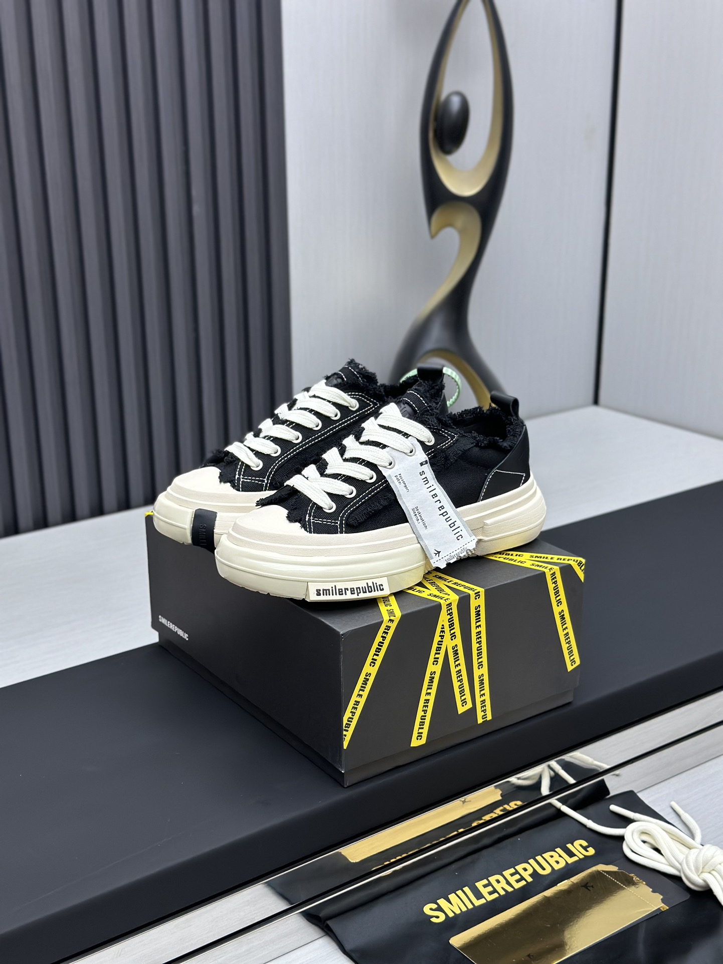 NO:744822,(No light model) SmileRepublic VERY CRAM Tan Jianci's same thick-soled open-faced smile canvas shoes Internet celebrity Wang's popular casual series for couples Big-toe shoes Beggar's shoes sneakers SmlieRepublic comes from an American brand. Today's popular elements are half-toe wadding lace technology, large wide laces and bow textures, and the appearance of the big-toe soles has a retro feel. When paired together, it will bring a strong visual impact!  It also represents the latest popular iconic color matching of 22. The customized paper logo on the side of the shoe is of course the most eye-catching presence. Sizes for women are 35-40. Men’s sizes are 40-44. sneakers19860909（无灯款）SmileRepublic VERY CRAM 檀健次同款厚底开口笑 帆布鞋网红王炸大爆款情侣休闲系列 大头鞋 乞丐鞋运动鞋 SmlieRepublic来源于美国品牌, 今天流行元素,半托 絮絮花边工艺,大宽鞋带蝴蝶结纹理形式呈现,大头鞋底外形颇具复古感,搭配起来带来极强的视觉冲击感的同时！ 也代表了22最新流行的标志性配色鞋身侧面的定制纸标Logo当然是最抢眼的存在 尺码女码 35-40. 男码 40-44,,sneakers,Men's shoes