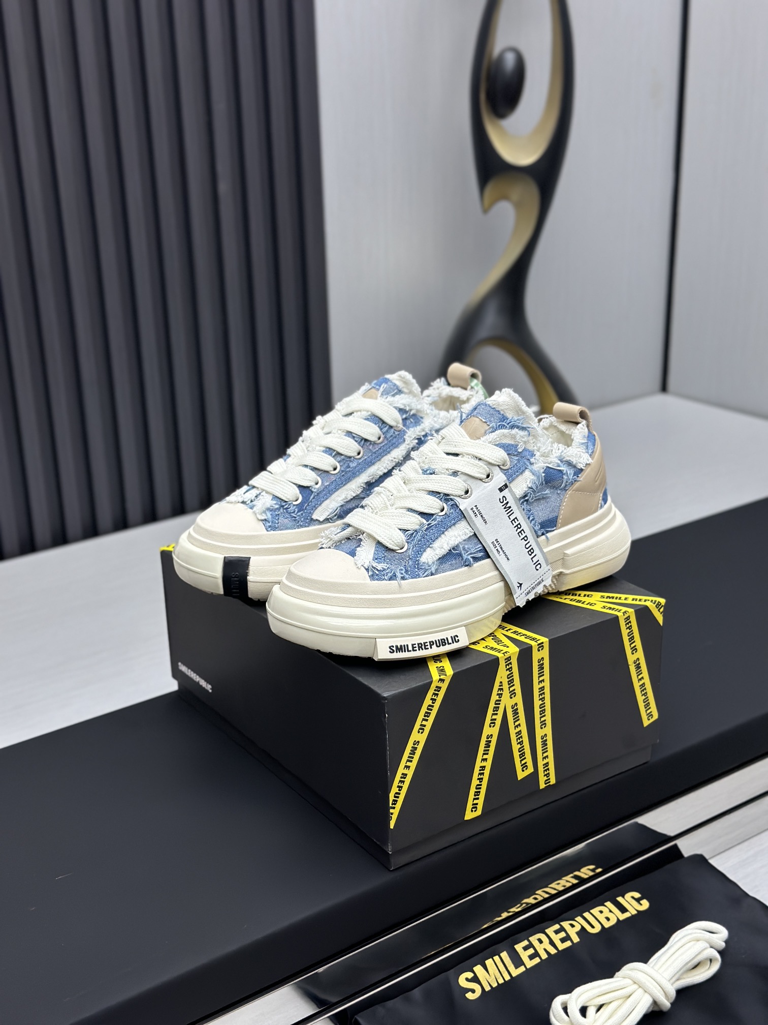 NO:750089,(No light model) SmileRepublic VERY CRAM Tan Jianci's same thick-soled open-faced smile canvas shoes Internet celebrity Wang's popular casual series for couples Big-toe shoes Beggar's shoes sneakers SmlieRepublic comes from an American brand. Today's popular elements are half-toe wadding lace technology, large wide laces and bow textures, and the appearance of the big-toe soles has a retro feel. When paired together, it will bring a strong visual impact!  It also represents the latest popular iconic color matching of 22. The customized paper logo on the side of the shoe is of course the most eye-catching presence. Size 35-40, casual shoes/sports shoes, sneakers19860909（无灯款）SmileRepublic VERY CRAM 檀健次同款厚底开口笑 帆布鞋网红王炸大爆款情侣休闲系列 大头鞋 乞丐鞋运动鞋 SmlieRepublic来源于美国品牌, 今天流行元素,半托 絮絮花边工艺,大宽鞋带蝴蝶结纹理形式呈现,大头鞋底外形颇具复古感,搭配起来带来极强的视觉冲击感的同时！ 也代表了22最新流行的标志性配色鞋身侧面的定制纸标Logo当然是最抢眼的存在 尺码35-40,休闲鞋/运动鞋,sneakers,Women's Shoes