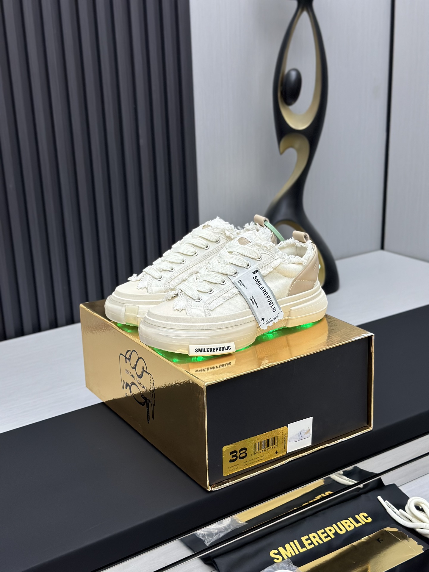 NO:750094,(Lighted version) SmileRepublic VERY CRAM Tan Jianci's same style thick-soled open-faced smile canvas shoes Internet celebrity Wang's popular couple's casual series big-toe shoes beggar's shoes sneakers SmlieRepublic comes from an American brand, today's popular elements, half-toe wadding lace technology, large wide laces and bow texture form, the appearance of the big-toe soles has a retro feel, and the combination brings a strong visual impact!  It also represents the latest popular iconic color matching of 22. The customized paper logo on the side of the shoe is of course the most eye-catching presence. Size 35-40, casual shoes/sports shoes, sneakers19860909（有灯款）SmileRepublic VERY CRAM 檀健次同款厚底开口笑 帆布鞋网红王炸大爆款情侣休闲系列 大头鞋 乞丐鞋运动鞋 SmlieRepublic来源于美国品牌, 今天流行元素,半托 絮絮花边工艺,大宽鞋带蝴蝶结纹理形式呈现,大头鞋底外形颇具复古感,搭配起来带来极强的视觉冲击感的同时！ 也代表了22最新流行的标志性配色鞋身侧面的定制纸标Logo当然是最抢眼的存在 尺码35-40,休闲鞋/运动鞋,sneakers,Women's Shoes