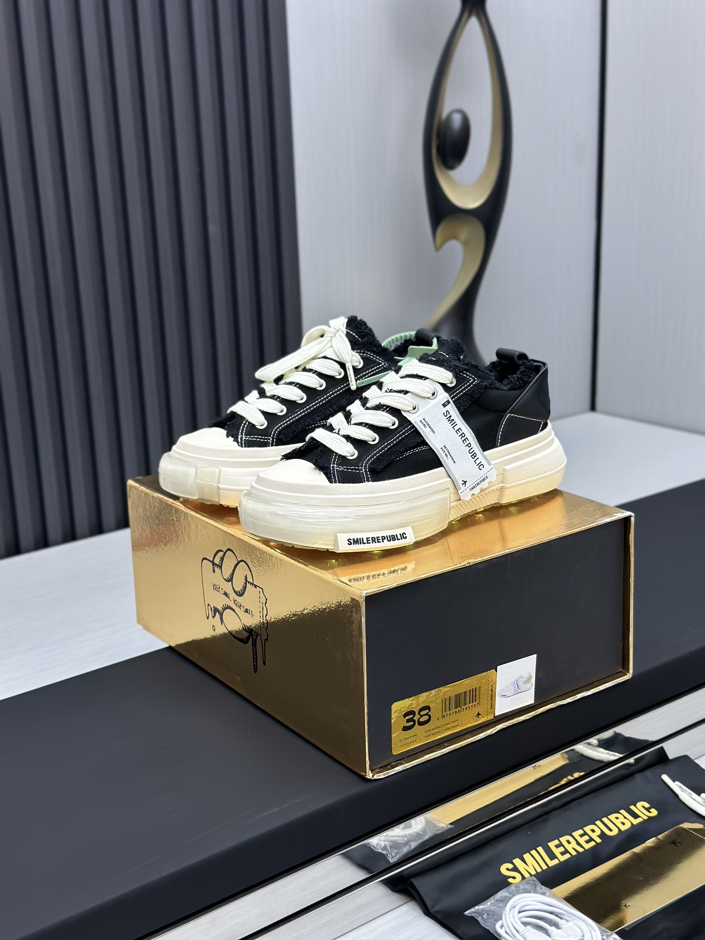 NO:271715,Real-price no-light model) SmileRepublic VERY CRAM Tan Jianci's same thick sole smile canvas shoes internet celebrity king big hit couple casual series Big toe shoes Beggar shoes sports shoes SmileRepublic comes from American brand, today's popular elements, semi-supported lace craftsmanship, large wide shoelace bow texture form, big toe sole shape is quite retro, and when combined, it brings a strong visual impact!  It also represents the 22 latest popular iconic shoe custom paper logo on the side of the shoe, of course, it is the most eye-catching existence. Size 35-40, sneakers19860909实价无灯款）SmileRepublic VERY CRAM 檀健次同款厚底开口笑 帆布鞋网红王炸大爆款情侣休闲系列 大头鞋 乞丐鞋运动鞋 SmlieRepublic来源于美国品牌, 今天流行元素,半托 絮絮花边工艺,大宽鞋带蝴蝶结纹理形式呈现,大头鞋底外形颇具复古感,搭配起来带来极强的视觉冲击感的同时！ 也代表了22最新流行的标志性配色鞋身侧面的定制纸标Logo当然是最抢眼的存在 尺码35-40,,sneakers,Men's shoes