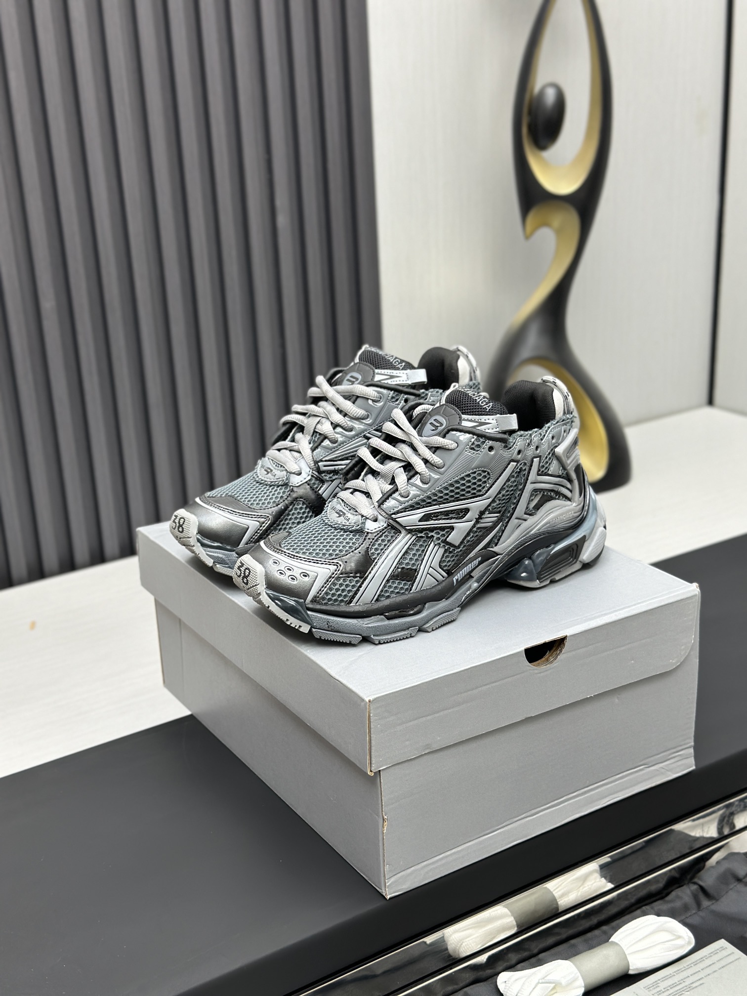Información de séptima generación: El nuevo BALENCIAGA-Runner muestra el estilo de las zapatillas del diseñad…