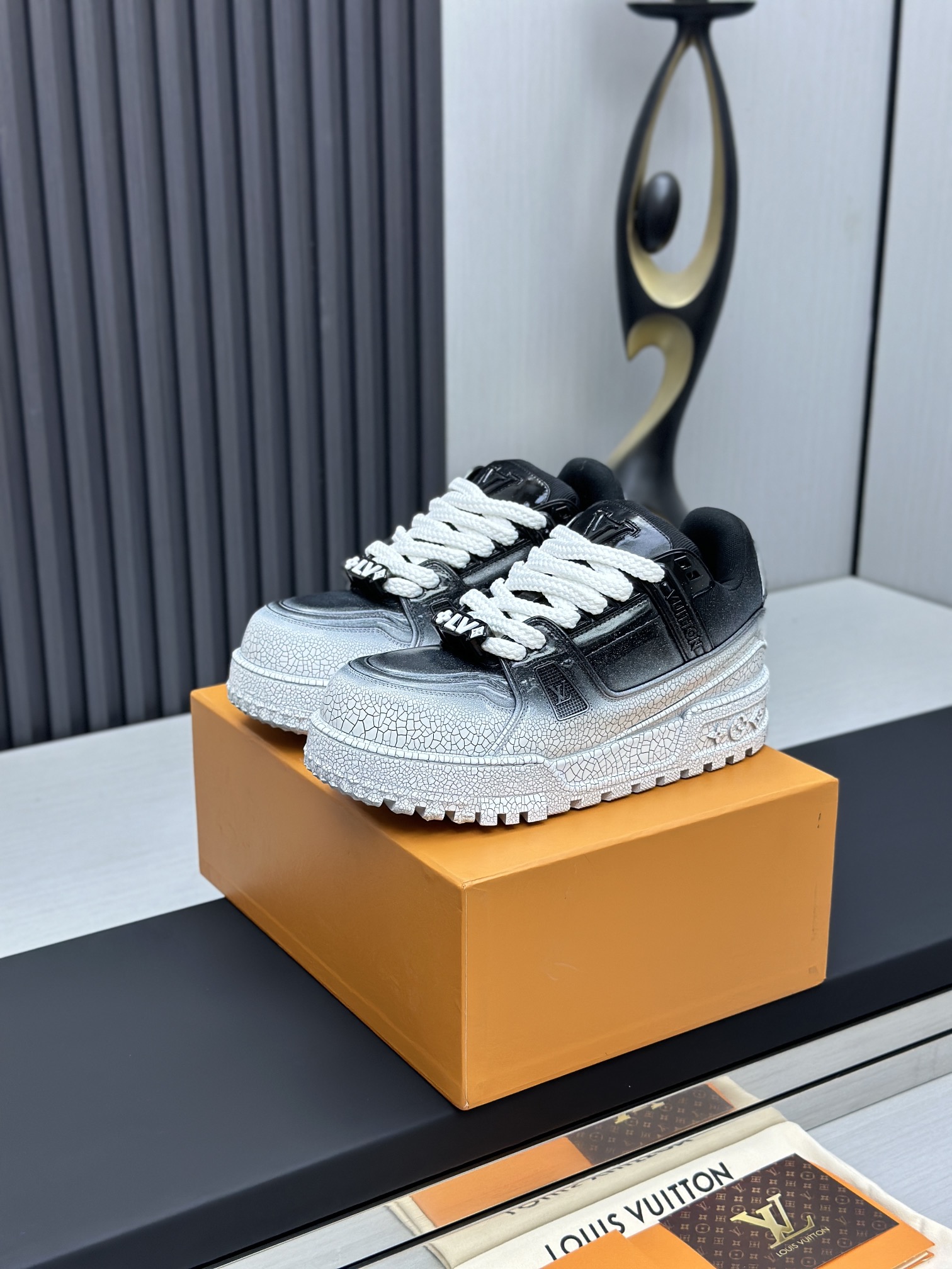 NO:169498,P (Top version of Dongguan produced glue-polished)!  Lv Early Spring Glue Fat Ding Couple Style, the new trainer 2 generation fat Ding Shoes debuted!  The new shoe model has not changed much in the upper design!  Instead, the shoe shape becomes larger and wider, thicker, and the shoe tongue becomes larger and replaces the original visual effect. The model opening cartoon digital mold enriches the entire shoe shape and is more unique!  Women's size 35-40 Men's style 39-45, casual shoes/sports shoes, louis vuitton, sneakers19860909P(莞产淋胶顶级版本)！Lv 早春淋胶胖丁情侣款,全新trainer2代胖丁鞋亮相！ 新款鞋型在鞋面设计上并没有太大的改动！而是鞋型变得更大更宽,更厚以及鞋舌变大取替原有的视觉效果,开模卡通数字模具,丰富整个鞋型,更加别具一格！女码数35-40 男款39-45,休闲鞋/运动鞋,louis vuitton,sneakers,Women's Shoes