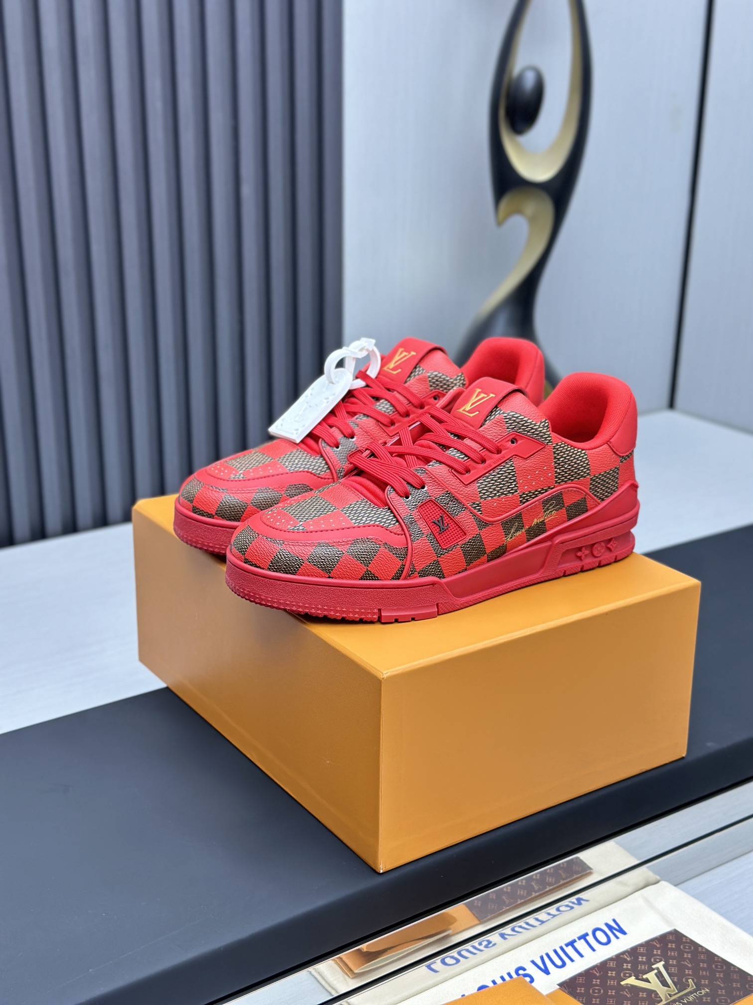 NO:169425,Factory D direct sales top version LV-Louis Vuitton-classic catwalk new model, empty glue craftsmanship·Original 11 development replica!  !  Very comfortable to put on the foot, luxurious materials, fine workmanship, midsole printed with English letters made in Europe, the upper is spliced ​​by calfskin imported from Italy, the side is decorated with brand LOGO logo and signature, the latest latex foot pad inner lining, the foot feels super comfortable. Original special supply of original two-color TPU combination sole. Packing process Goodyear stitching and locking edge Fabric: exclusive custom top layer cowhide Accessories: Exclusive private mold Vuitton logo, inner lining: Customized silky mesh - top layer silk cowhide inner lining Outsole: TPU combination sole wear-resistant, non-slip, yellow foot pad: new latex pad - mesh sweat-absorbing counter technology: full computer needle car pull wire toe back cover hot and cold set Full set of pull-up sleeve mid-low logo pattern Counter packaging - shoelace certificate card instruction manual Certificate of conformity Dust bag The most complete packaging of the entire network  Women's 35-40 Men's 38-46 (38/46 custom made without return!, casual shoes/sports shoes, louis vuitton, louis vuitton, sneakers, cowhide19860909D工厂直销顶级版本 LV-路易威登-经典走秀新款 空胶工艺·原版11开发复刻！！上脚非常舒适 奢侈用料,做工精细,中底印有欧洲制造英文字母 鞋面由意大利进口小牛皮拼接,侧边饰有品牌LOGO标志及签名,最新乳胶垫脚网布内里,脚感超舒适.原厂特供原版双色TPU组合大底.套包工艺 固特异缝合锁边 面料:独家定制头层牛皮 配件:独家私模Vuitton 标识, 内里:定制丝滑网里-头层丝绸牛皮内里 大底:TPU组合大底耐磨防滑防黄 垫脚:新款乳胶垫-网纱吸汗 专柜工艺:全电脑针车拉线 鞋头 后套 冷热定型 全套拉帮套楦中低logo花纹 专柜包装 -鞋带 证书 卡片 说明书 合格证 防尘袋 全网最齐包装 女款35-40男款38-46（38/46订做不退换！,休闲鞋/运动鞋,louis vuitton,louis vuitton,sneakers,cowhide,Women's Shoes