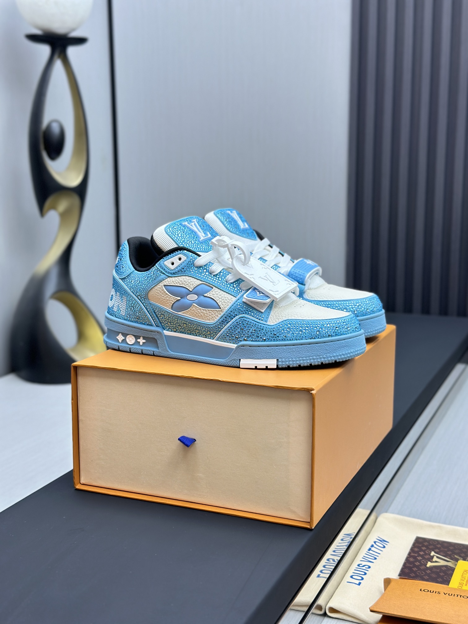 工厂直销价¥430💰顶级版本 LV-路易威登-钻石魔术贴走秀新款
空胶工艺·原版1：1开发复刻！！上脚非常舒适 奢侈用料，做工精细，中底印有欧洲制造英文字母
鞋面由意大利进口小牛皮拼接，侧边饰有品牌LOGO标志及签名，最新乳胶垫脚➕网布内里，脚感超舒适。原厂特供原版双色TPU组合大底。套包工艺 固特异缝合锁边
面料:独家定制头层牛皮+顶级奥钻
配件:独家私模Vuitton 标识，
内里:定制丝滑网里-头层丝绸牛皮内里
大底:TPU组合大底耐磨防滑防黄
垫脚:新款乳胶垫-网纱吸汗 
专柜工艺:全电脑针车拉线 鞋头 后套 冷热定型 全套拉帮套楦中低logo花纹
专柜包装 -鞋带 证书 卡片 说明书 合格证 防尘袋 全网最齐包装
男款38-46（38/46订做不退换！
