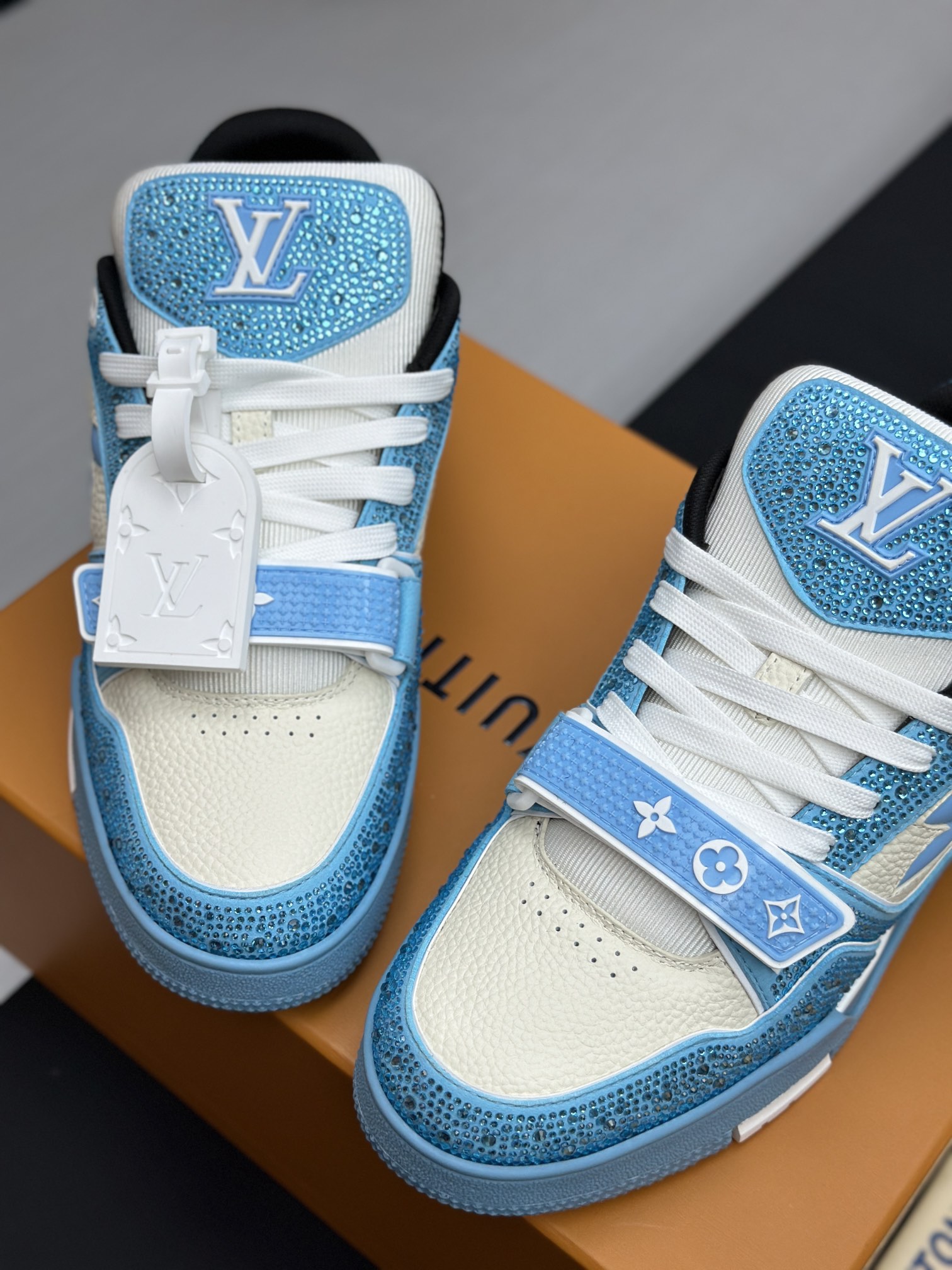 工厂直销价¥430💰顶级版本 LV-路易威登-钻石魔术贴走秀新款
空胶工艺·原版1：1开发复刻！！上脚非常舒适 奢侈用料，做工精细，中底印有欧洲制造英文字母
鞋面由意大利进口小牛皮拼接，侧边饰有品牌LOGO标志及签名，最新乳胶垫脚➕网布内里，脚感超舒适。原厂特供原版双色TPU组合大底。套包工艺 固特异缝合锁边
面料:独家定制头层牛皮+顶级奥钻
配件:独家私模Vuitton 标识，
内里:定制丝滑网里-头层丝绸牛皮内里
大底:TPU组合大底耐磨防滑防黄
垫脚:新款乳胶垫-网纱吸汗 
专柜工艺:全电脑针车拉线 鞋头 后套 冷热定型 全套拉帮套楦中低logo花纹
专柜包装 -鞋带 证书 卡片 说明书 合格证 防尘袋 全网最齐包装
男款38-46（38/46订做不退换！
