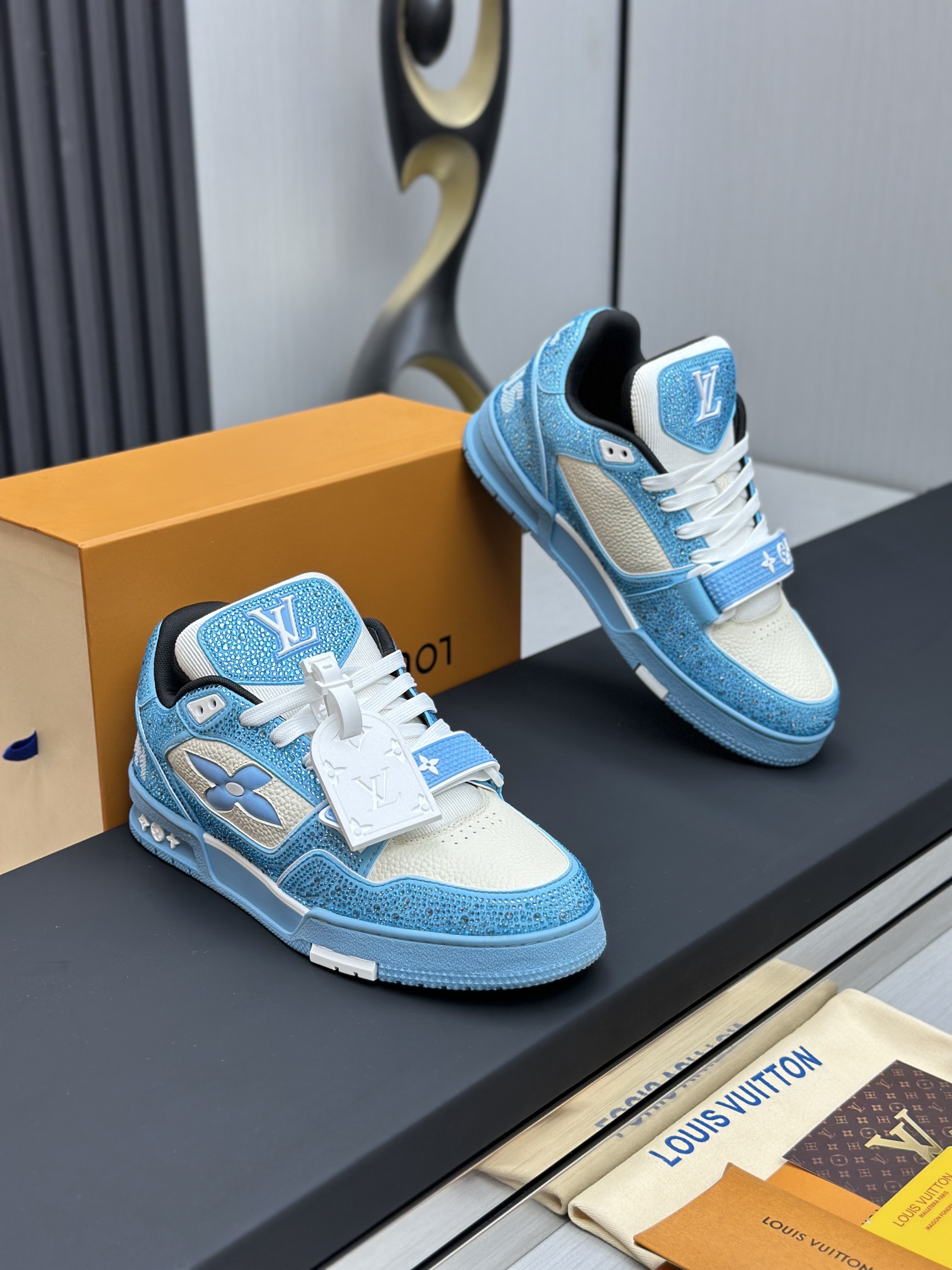 工厂直销价¥430💰顶级版本 LV-路易威登-钻石魔术贴走秀新款
空胶工艺·原版1：1开发复刻！！上脚非常舒适 奢侈用料，做工精细，中底印有欧洲制造英文字母
鞋面由意大利进口小牛皮拼接，侧边饰有品牌LOGO标志及签名，最新乳胶垫脚➕网布内里，脚感超舒适。原厂特供原版双色TPU组合大底。套包工艺 固特异缝合锁边
面料:独家定制头层牛皮+顶级奥钻
配件:独家私模Vuitton 标识，
内里:定制丝滑网里-头层丝绸牛皮内里
大底:TPU组合大底耐磨防滑防黄
垫脚:新款乳胶垫-网纱吸汗 
专柜工艺:全电脑针车拉线 鞋头 后套 冷热定型 全套拉帮套楦中低logo花纹
专柜包装 -鞋带 证书 卡片 说明书 合格证 防尘袋 全网最齐包装
男款38-46（38/46订做不退换！
