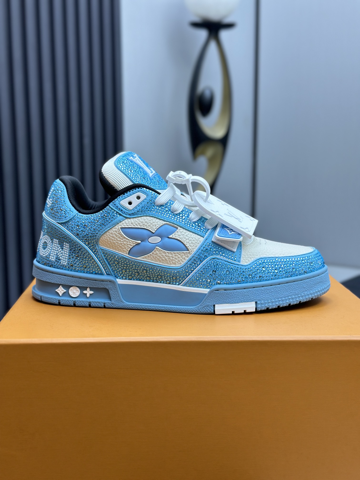 工厂直销价¥430💰顶级版本 LV-路易威登-钻石魔术贴走秀新款
空胶工艺·原版1：1开发复刻！！上脚非常舒适 奢侈用料，做工精细，中底印有欧洲制造英文字母
鞋面由意大利进口小牛皮拼接，侧边饰有品牌LOGO标志及签名，最新乳胶垫脚➕网布内里，脚感超舒适。原厂特供原版双色TPU组合大底。套包工艺 固特异缝合锁边
面料:独家定制头层牛皮+顶级奥钻
配件:独家私模Vuitton 标识，
内里:定制丝滑网里-头层丝绸牛皮内里
大底:TPU组合大底耐磨防滑防黄
垫脚:新款乳胶垫-网纱吸汗 
专柜工艺:全电脑针车拉线 鞋头 后套 冷热定型 全套拉帮套楦中低logo花纹
专柜包装 -鞋带 证书 卡片 说明书 合格证 防尘袋 全网最齐包装
男款38-46（38/46订做不退换！
