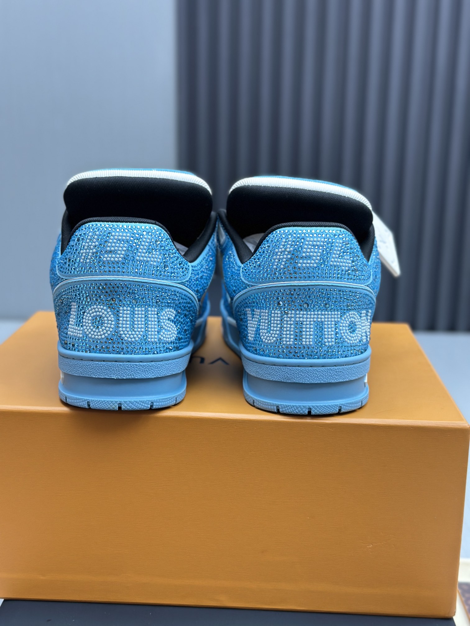 工厂直销价¥430💰顶级版本 LV-路易威登-钻石魔术贴走秀新款
空胶工艺·原版1：1开发复刻！！上脚非常舒适 奢侈用料，做工精细，中底印有欧洲制造英文字母
鞋面由意大利进口小牛皮拼接，侧边饰有品牌LOGO标志及签名，最新乳胶垫脚➕网布内里，脚感超舒适。原厂特供原版双色TPU组合大底。套包工艺 固特异缝合锁边
面料:独家定制头层牛皮+顶级奥钻
配件:独家私模Vuitton 标识，
内里:定制丝滑网里-头层丝绸牛皮内里
大底:TPU组合大底耐磨防滑防黄
垫脚:新款乳胶垫-网纱吸汗 
专柜工艺:全电脑针车拉线 鞋头 后套 冷热定型 全套拉帮套楦中低logo花纹
专柜包装 -鞋带 证书 卡片 说明书 合格证 防尘袋 全网最齐包装
男款38-46（38/46订做不退换！
