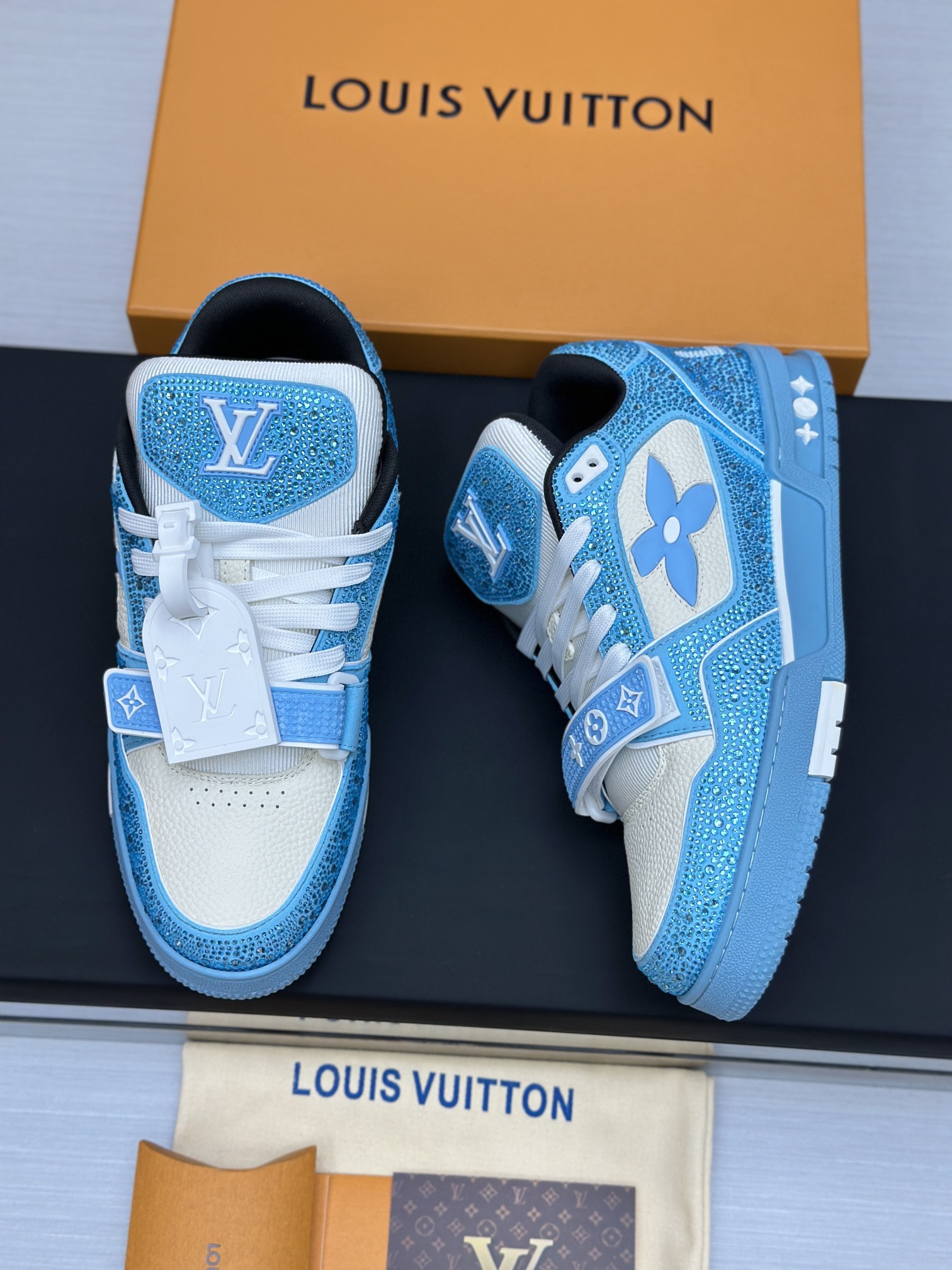 工厂直销价¥430💰顶级版本 LV-路易威登-钻石魔术贴走秀新款
空胶工艺·原版1：1开发复刻！！上脚非常舒适 奢侈用料，做工精细，中底印有欧洲制造英文字母
鞋面由意大利进口小牛皮拼接，侧边饰有品牌LOGO标志及签名，最新乳胶垫脚➕网布内里，脚感超舒适。原厂特供原版双色TPU组合大底。套包工艺 固特异缝合锁边
面料:独家定制头层牛皮+顶级奥钻
配件:独家私模Vuitton 标识，
内里:定制丝滑网里-头层丝绸牛皮内里
大底:TPU组合大底耐磨防滑防黄
垫脚:新款乳胶垫-网纱吸汗 
专柜工艺:全电脑针车拉线 鞋头 后套 冷热定型 全套拉帮套楦中低logo花纹
专柜包装 -鞋带 证书 卡片 说明书 合格证 防尘袋 全网最齐包装
男款38-46（38/46订做不退换！
