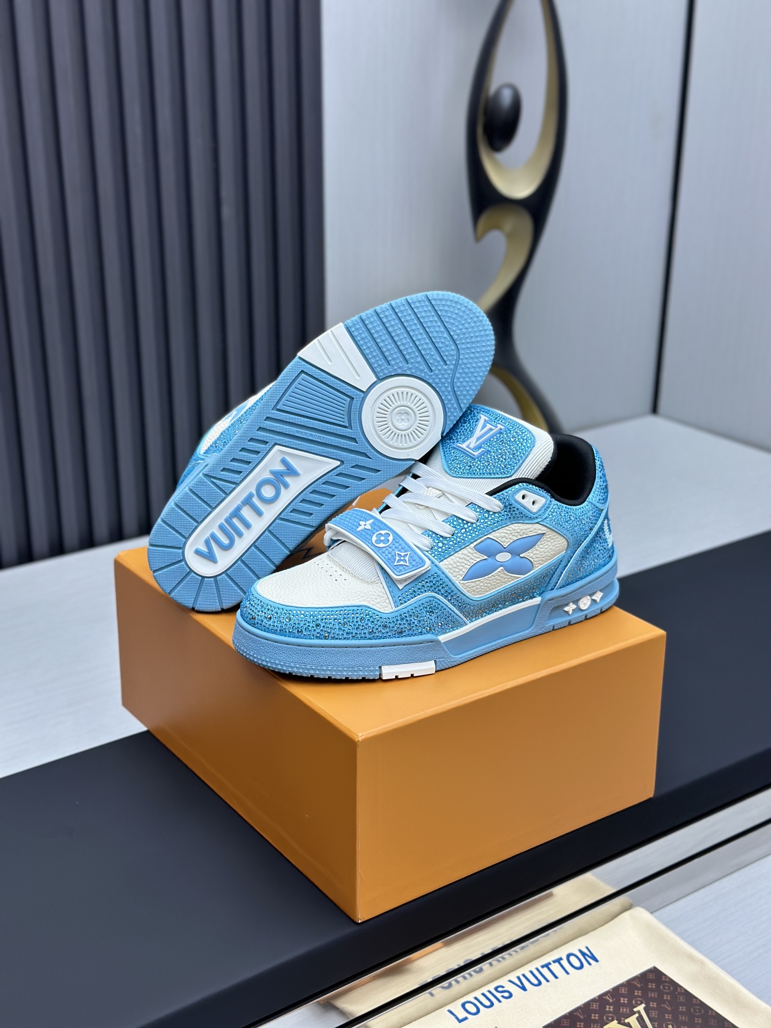工厂直销价¥430💰顶级版本 LV-路易威登-钻石魔术贴走秀新款
空胶工艺·原版1：1开发复刻！！上脚非常舒适 奢侈用料，做工精细，中底印有欧洲制造英文字母
鞋面由意大利进口小牛皮拼接，侧边饰有品牌LOGO标志及签名，最新乳胶垫脚➕网布内里，脚感超舒适。原厂特供原版双色TPU组合大底。套包工艺 固特异缝合锁边
面料:独家定制头层牛皮+顶级奥钻
配件:独家私模Vuitton 标识，
内里:定制丝滑网里-头层丝绸牛皮内里
大底:TPU组合大底耐磨防滑防黄
垫脚:新款乳胶垫-网纱吸汗 
专柜工艺:全电脑针车拉线 鞋头 后套 冷热定型 全套拉帮套楦中低logo花纹
专柜包装 -鞋带 证书 卡片 说明书 合格证 防尘袋 全网最齐包装
男款38-46（38/46订做不退换！
