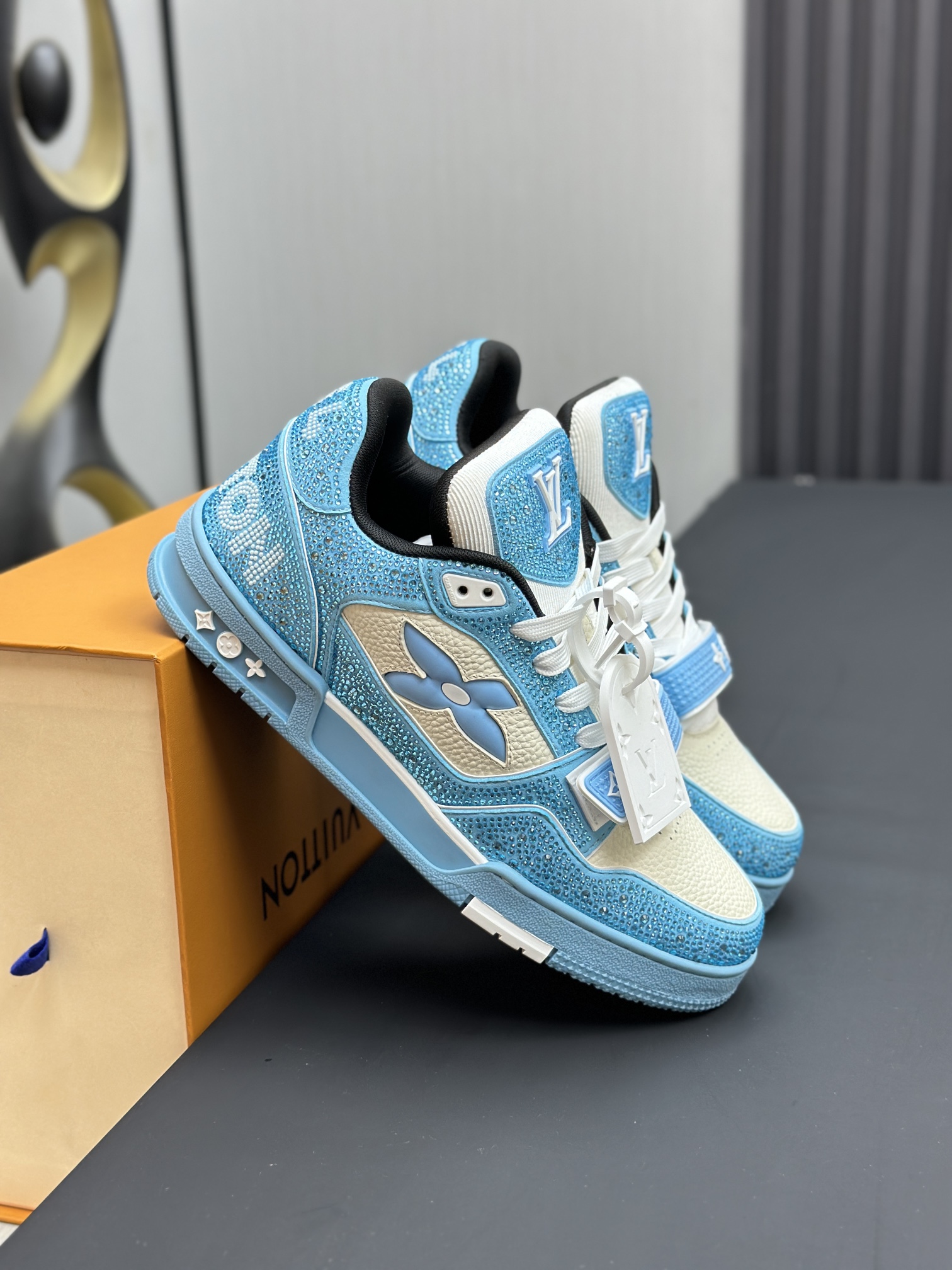 工厂直销价¥430💰顶级版本 LV-路易威登-钻石魔术贴走秀新款
空胶工艺·原版1：1开发复刻！！上脚非常舒适 奢侈用料，做工精细，中底印有欧洲制造英文字母
鞋面由意大利进口小牛皮拼接，侧边饰有品牌LOGO标志及签名，最新乳胶垫脚➕网布内里，脚感超舒适。原厂特供原版双色TPU组合大底。套包工艺 固特异缝合锁边
面料:独家定制头层牛皮+顶级奥钻
配件:独家私模Vuitton 标识，
内里:定制丝滑网里-头层丝绸牛皮内里
大底:TPU组合大底耐磨防滑防黄
垫脚:新款乳胶垫-网纱吸汗 
专柜工艺:全电脑针车拉线 鞋头 后套 冷热定型 全套拉帮套楦中低logo花纹
专柜包装 -鞋带 证书 卡片 说明书 合格证 防尘袋 全网最齐包装
男款38-46（38/46订做不退换！
