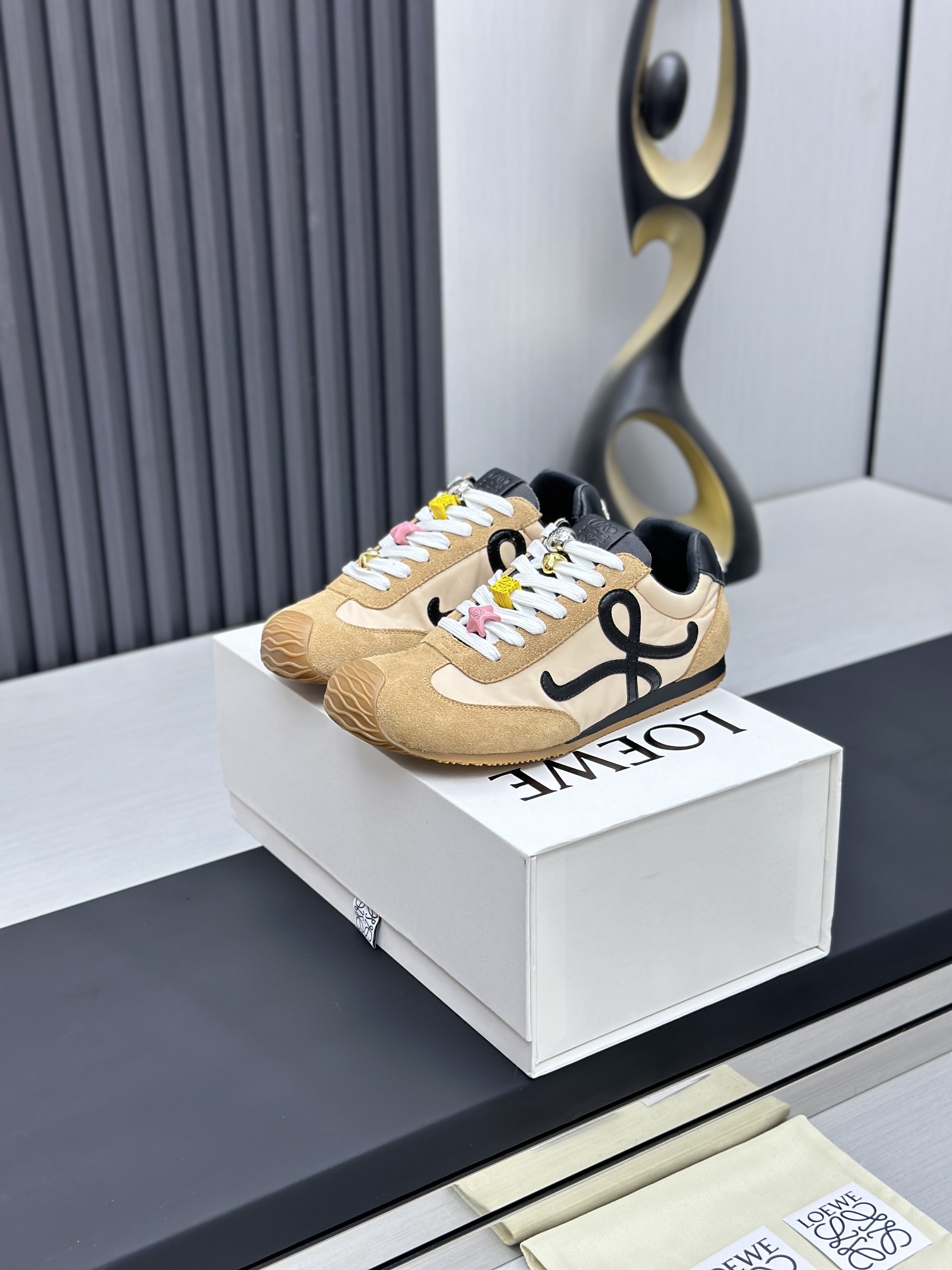 NO:620732,Loew*'s new Flow Runner2.0 series of new catwalk sneakers, a new color matching retro series of running shoes, has been used by his family before. Don't miss this style. Light and comfortable new color matching. Super suitable for spring and summer wear. The most special thing is its outsole. The entire outsole runs through the toe, sole and tail. The logo is obvious on the side. A super low-key sneaker. The upper is calfskin/splicing nylon cloth/suede.  Imported soft sheepskin lining, outsole, EVA two-color combination rubber outsole, size 35-46 (couple model), loewe, loewe, sneakers, cowhide, sheepskin, chamois leather19860909罗意威 Loew* 全新Flow Runner2.0系列新款走秀运动鞋 全新配色复古系列跑鞋 之前被他家种草的宝宝.这次的款式千万不要错过.轻便舒适的全新颜色搭配.超级适合春夏穿搭 最特别的是它的大底,整片大底贯穿鞋头、鞋底、鞋尾 侧面明显的Logo 超低调的一款运动鞋 鞋面小牛皮/拼接尼龙布/麂皮 内里进口柔软绵羊皮 大底EVA双色组合橡胶大底 码数35-46（情侣款 ),,loewe,loewe,sneakers,cowhide,sheepskin,chamois leather,Men's shoes