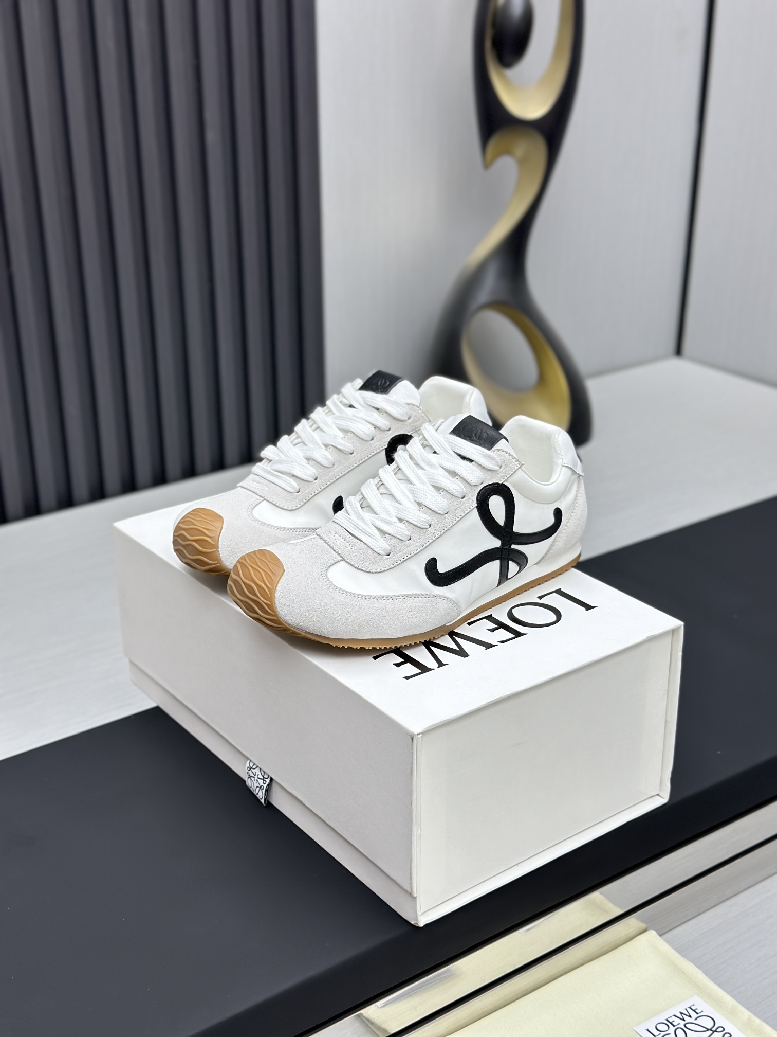 NO:620726,Actual price Loew* new Flow Runner2.0 series of new catwalk sneakers, new color matching retro series of running shoes, a baby who has been planted by his family before. Don’t miss this style. Light and comfortable new color matching. Super suitable for spring and summer wear. The most special thing is its outsole, the entire outsole runs through the toe, sole and tail. The logo is obvious on the side. A super low-key sneaker. The upper is calfskin/spliced nylon cloth/suede.  Imported soft sheepskin lining, outsole, EVA two-color combination rubber outsole, size 35-46 (couple model), loewe, loewe, sneakers, cowhide, sheepskin, chamois leather19860909实价 罗意威 Loew* 全新Flow Runner2.0系列新款走秀运动鞋 全新配色复古系列跑鞋 之前被他家种草的宝宝.这次的款式千万不要错过.轻便舒适的全新颜色搭配.超级适合春夏穿搭 最特别的是它的大底,整片大底贯穿鞋头、鞋底、鞋尾 侧面明显的Logo 超低调的一款运动鞋 鞋面小牛皮/拼接尼龙布/麂皮 内里进口柔软绵羊皮 大底EVA双色组合橡胶大底 码数35-46（情侣款 ),,loewe,loewe,sneakers,cowhide,sheepskin,chamois leather,Men's shoes