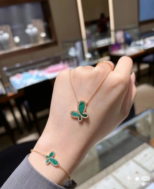 Van Cleef & Arpels Alhambra Malachite Butterfly Pendant Necklace in Yellow Gold 1 Van Cleef & Arpels Alhambra Malachite Butterfly Pendant Necklace in Yellow Gold