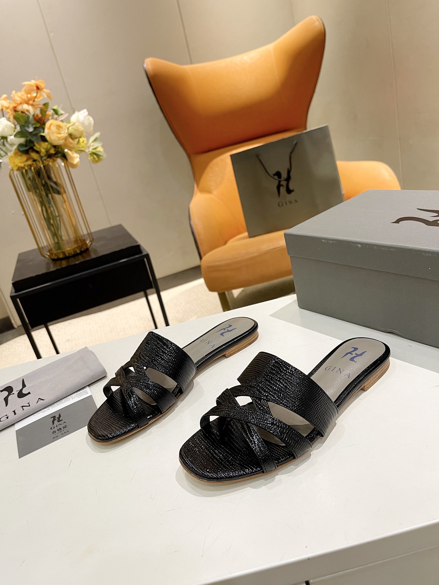 NO:789586,: The brand GINA has been completely revised, with upgraded packaging and workmanship materials. The highest version of handmade diamond drag in the market, the most classic, real handmade diamonds. Even the number of stitches and threads is the same as the original, handmade by masters!  Comfortable and not tiring for the feet. High-end customization, exclusive products, the highest version in the industry. Brand new fashionable texture on the upper + full leather welt outsole ~~ Packaging should pay attention to the top-grade exclusive box. Original quality development ━━━━GINA━━━━━ size 35-40 (41.42 custom-made, non-refundable) height 1.0cm, slippers, slippers19860909:  品 牌GINA吉娜 全新改版,包装、版型做工材料升级. 市场最高版本纯手工钻拖 经典之最,真正的手工钻石 连针线走线数量都和原版一样, 大师级纯手工打造 ！上脚舒适不累脚 高端定制,独家产品,行业最高版本 鞋面全新时尚纹路+全真皮沿条大底 ～～ 包装注意包装顶级专属盒 原版品质开发 ━━━━GINA━━━━━ size 35-40（41.42定做不退换） height 1.0cm,拖鞋,slippers,Women's Shoes