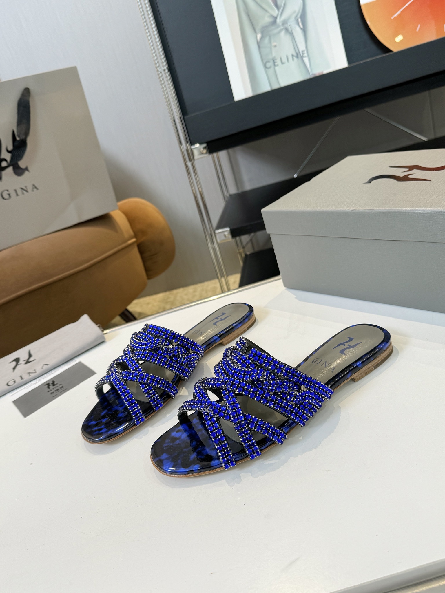 NO:246816,: Brand GINA is a brand new revamp, with upgraded packaging and pattern workmanship materials. The highest version of the market is purely hand-made diamonds, the most classic, real hand-made diamonds. Even the number of needle and thread traces is the same as the original version, master-level purely hand-made!  Comfortable and tiring feet. High-end customization, exclusive products, the highest version in the industry. Imported rhinestone strips   full leather edge strips. ~~ When packaging, please pay attention to packaging. Top-level exclusive box. Original quality development ━━━━━━━━━━━━━━━━━━━━━━━━━━━━━━━━━━━━━━━━━━━━━━━━━━━━━━━━━━━━━━━�19860909: 品 牌GINA吉娜 全新改版,包装、版型做工材料升级. 市场最高版本纯手工钻拖 经典之最,真正的手工钻石 连针线走线数量都和原版一样, 大师级纯手工打造 ！上脚舒适不累脚 高端定制,独家产品,行业最高版本 鞋面进口水钻带条 全真皮沿条大底 ～～ 包装注意包装顶级专属盒 原版品质开发 ━━━━GINA━━━━━ size 35-40（41.42定做不退换） height 1.0cm,拖鞋,slippers,Women's Shoes