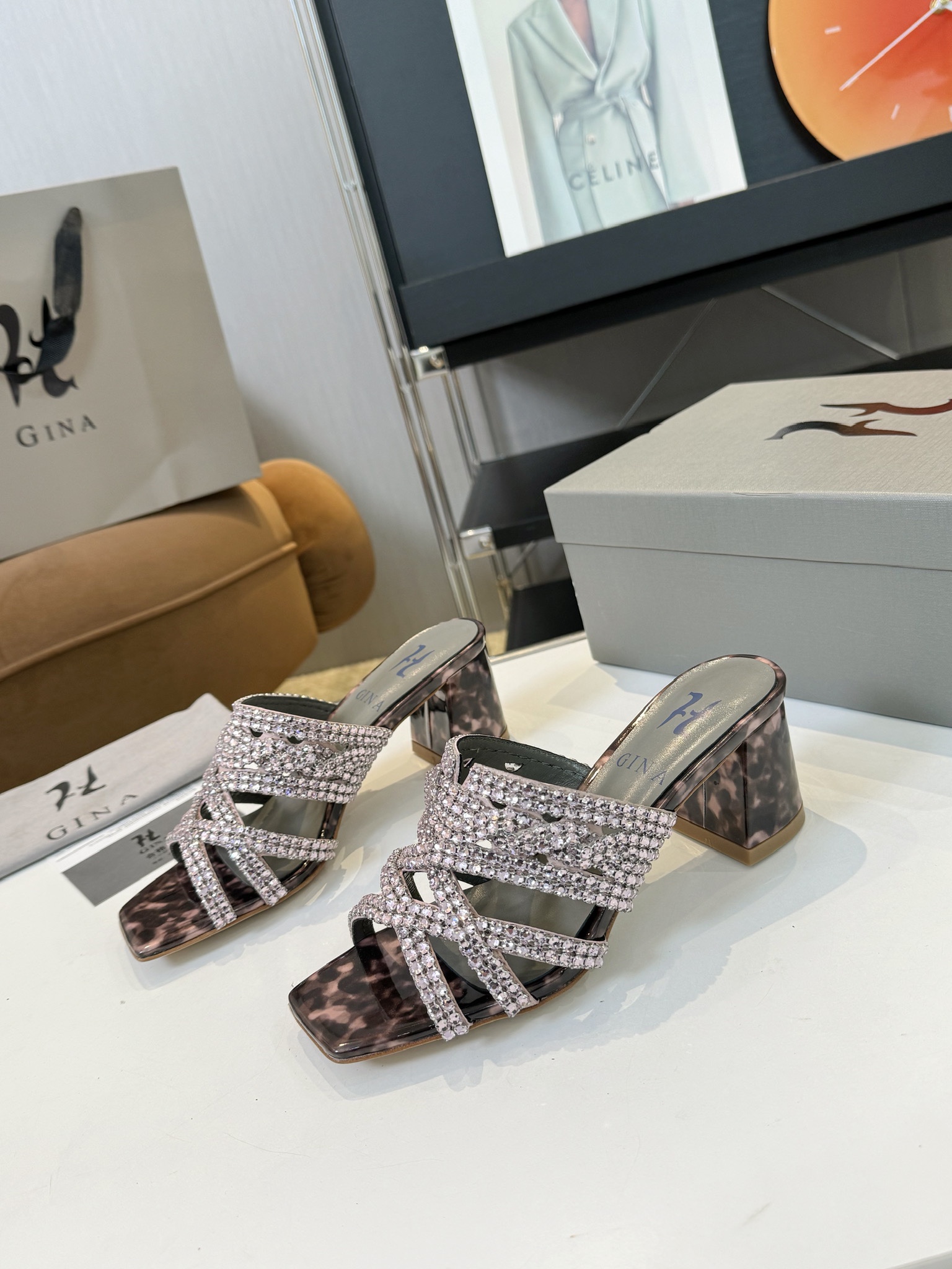 NO:246848,: Brand GINA is a brand new revamp, with upgraded packaging and pattern workmanship materials. The highest version of the market is purely hand-made diamonds, the most classic, real hand-made diamonds. Even the number of needle and thread traces is the same as the original version, master-level purely hand-made!  Comfortable and tiring feet. High-end customization, exclusive products, the industry's highest version. Imported rhinestone strips   full leather edge strips. ~~ When packaging, please pay attention to packaging. Top-grade exclusive box. Original quality development ━━━━━━━━━━━━━━━━━━━━━━━━━━━━━━━━━━━━━━━━━━━━━━━━━━━━━━━━━━━━━━━�19860909: 品 牌GINA吉娜 全新改版,包装、版型做工材料升级. 市场最高版本纯手工钻拖 经典之最,真正的手工钻石 连针线走线数量都和原版一样, 大师级纯手工打造 ！上脚舒适不累脚 高端定制,独家产品,行业最高版本 鞋面进口水钻带条 全真皮沿条大底 ～～ 包装注意包装顶级专属盒 原版品质开发 ━━━━GINA━━━━━ size 35-40（41.42定做不退换） height 6.5cm,拖鞋,slippers,Women's Shoes