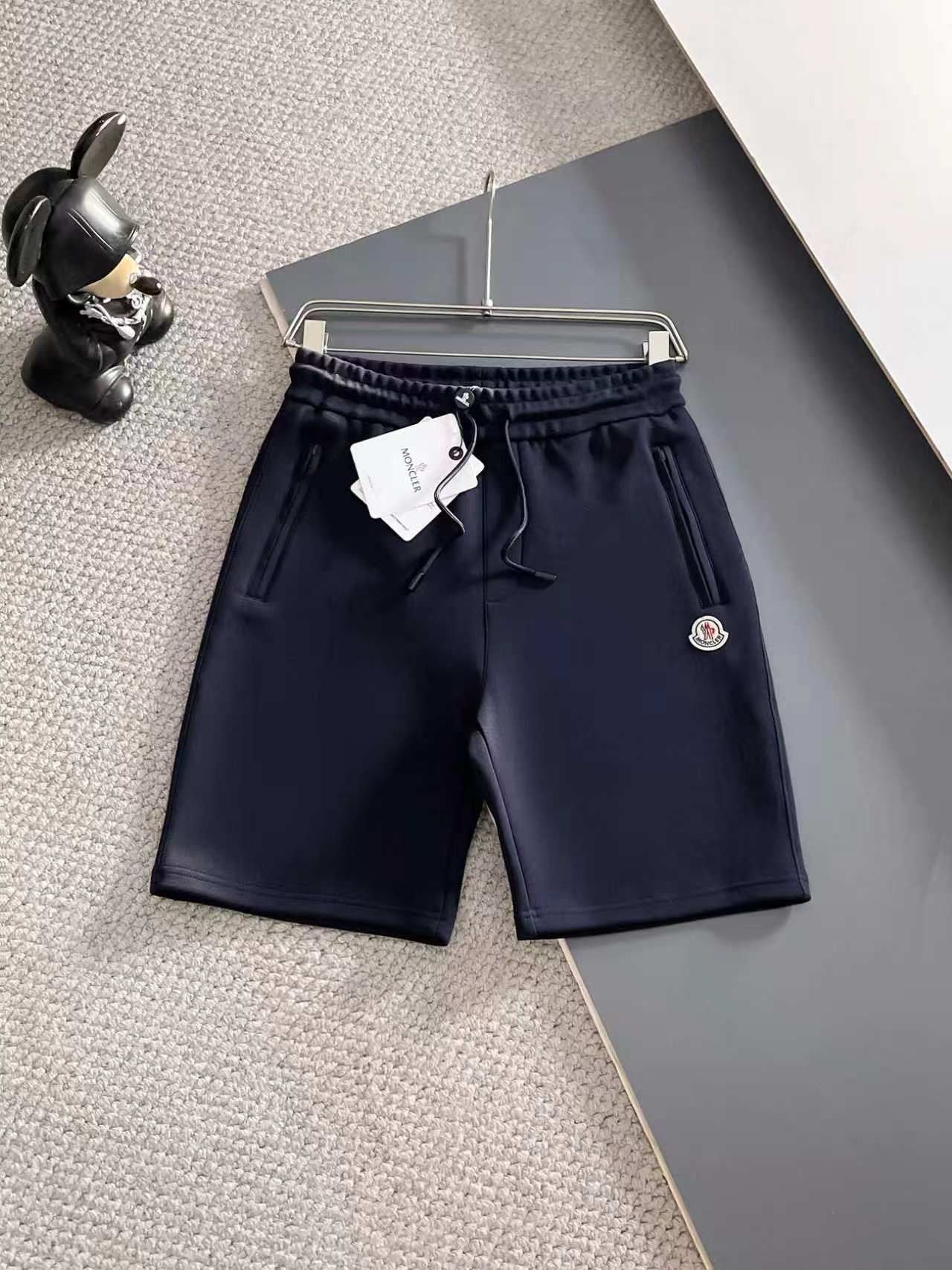 NO:838029,Moncler official website classic loose shorts with buoy logo - Made of original high-density 230g air cotton refreshing custom-dyed fabric. Threads are custom-dyed in the same vat with zero color difference. Exclusive quality difference currency. Welcome to compare - Color Gray Navy - Size M L XL XXL,, Moncler, shorts,19860909Moncler蒙口官网经典款 浮标标识Logo宽松短裤 -采用原版高密度230g空气棉清爽定制定染面料 螺纹同缸定染零色差 独家品质区别通货 欢迎对比 -颜色灰色 藏青 -码数M L XL XXL,,Moncler,shorts,,Men's clothing