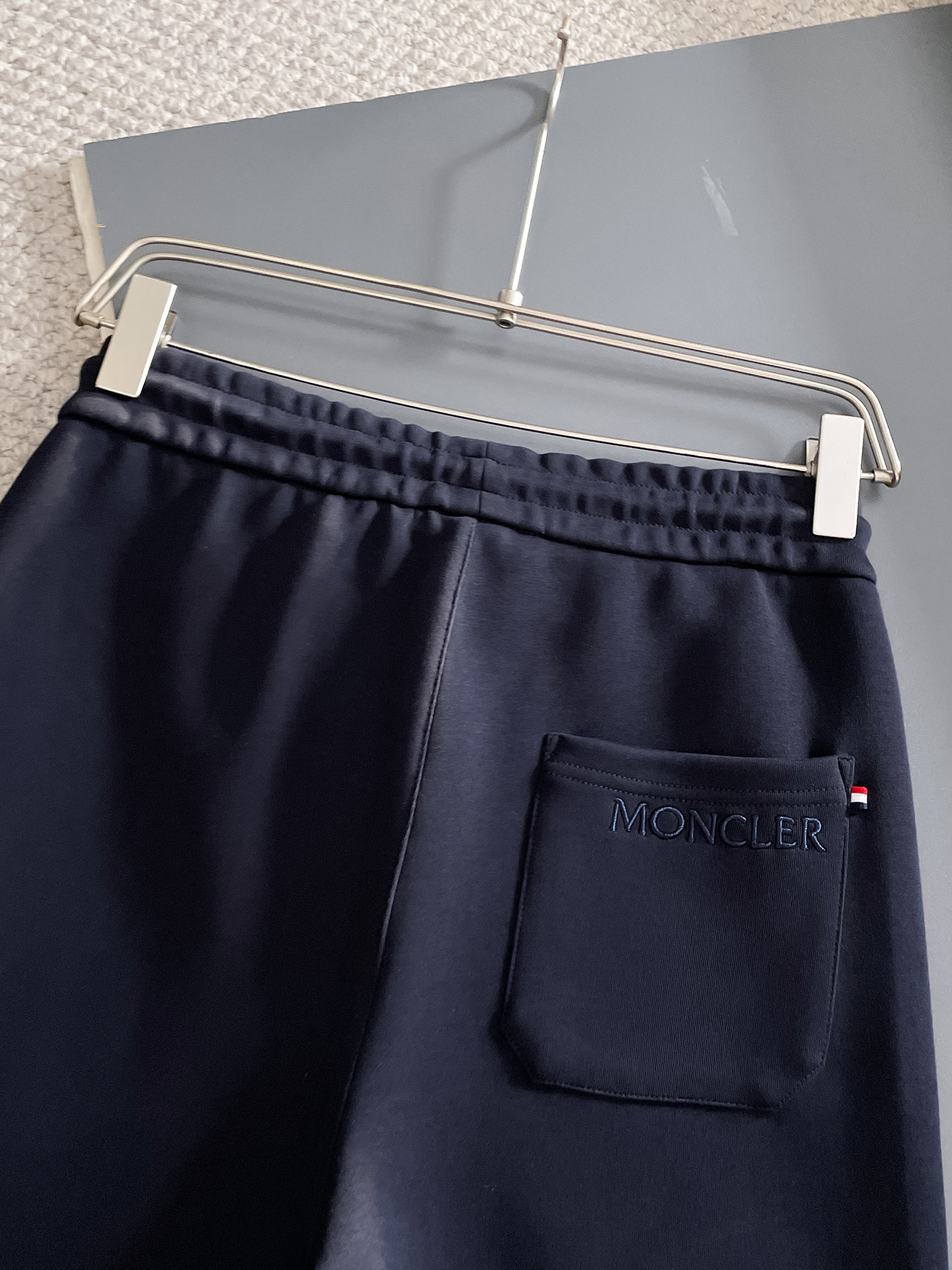 Moncler蒙口官网经典款 浮标标识Logo宽松短裤-采用原版高密度230g空气棉清爽定制定染面料 螺