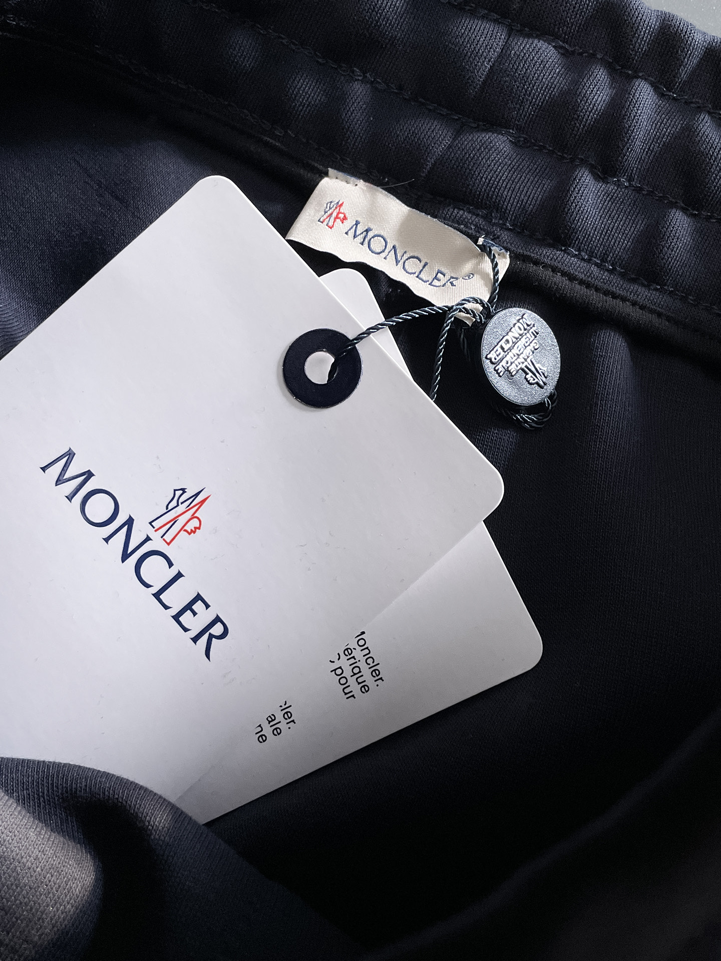 Moncler蒙口官网经典款 浮标标识Logo宽松短裤-采用原版高密度230g空气棉清爽定制定染面料 螺
