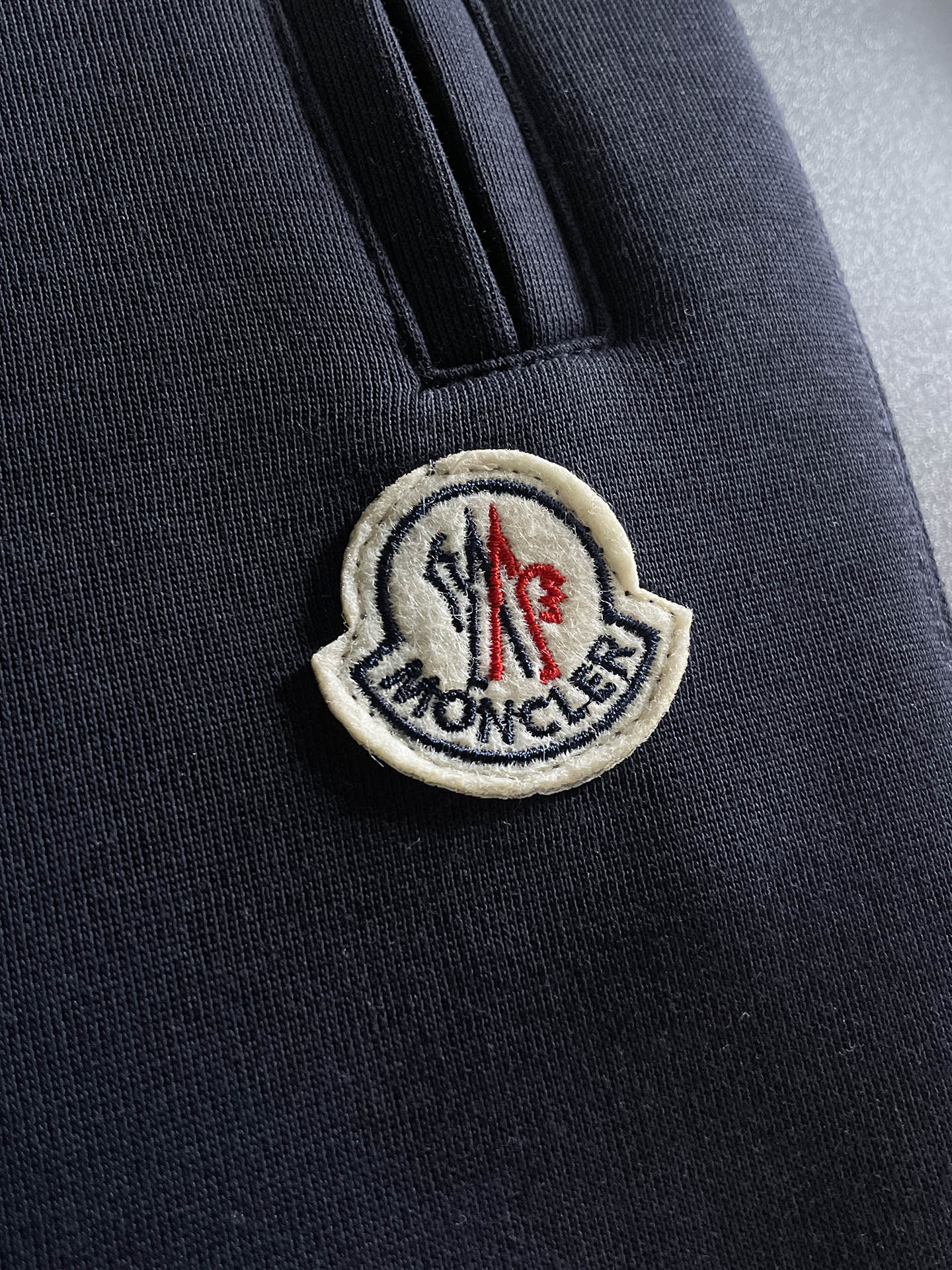 Moncler蒙口官网经典款 浮标标识Logo宽松短裤-采用原版高密度230g空气棉清爽定制定染面料 螺