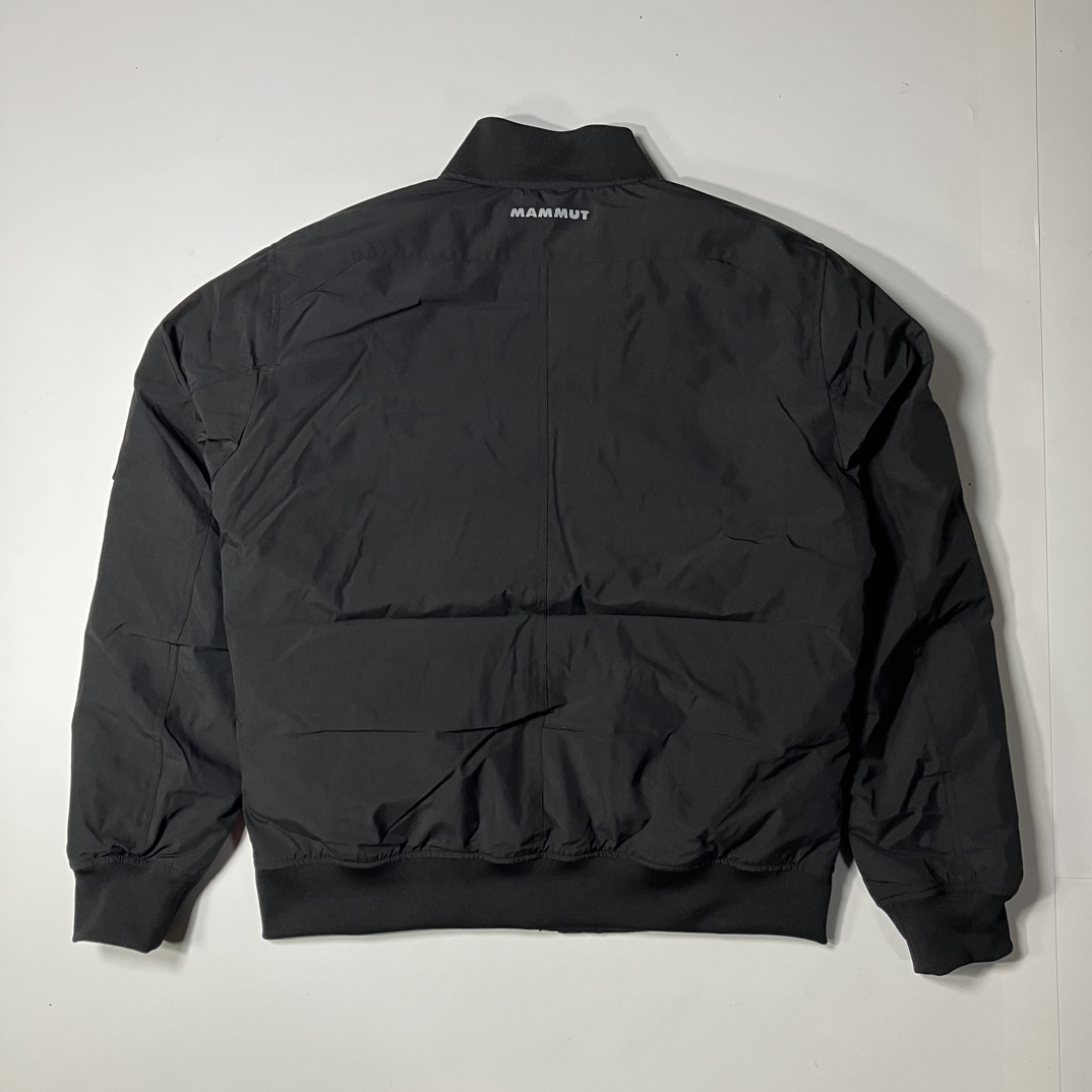 470💰（编号37）
MAMMUT猛犸象Floeberg男士保暖飞行员鹅绒羽绒服 

黑色 S M 沙漠色S M XL XXL

鹅绒加持，降温了，也要穿出帅气，质感超赞，飞行夹克灵感，非常出片！

飞行羽绒夹克，百搭，酷帅，颜色耐看，惊艳，

悠闲都市风格，充裕的保暖能力

填充 RDS 认证鹅绒，bluesign 认证标准舒适弹力衣领、下摆和袖口，3口袋飞行员夹克，方便存放各类物品
