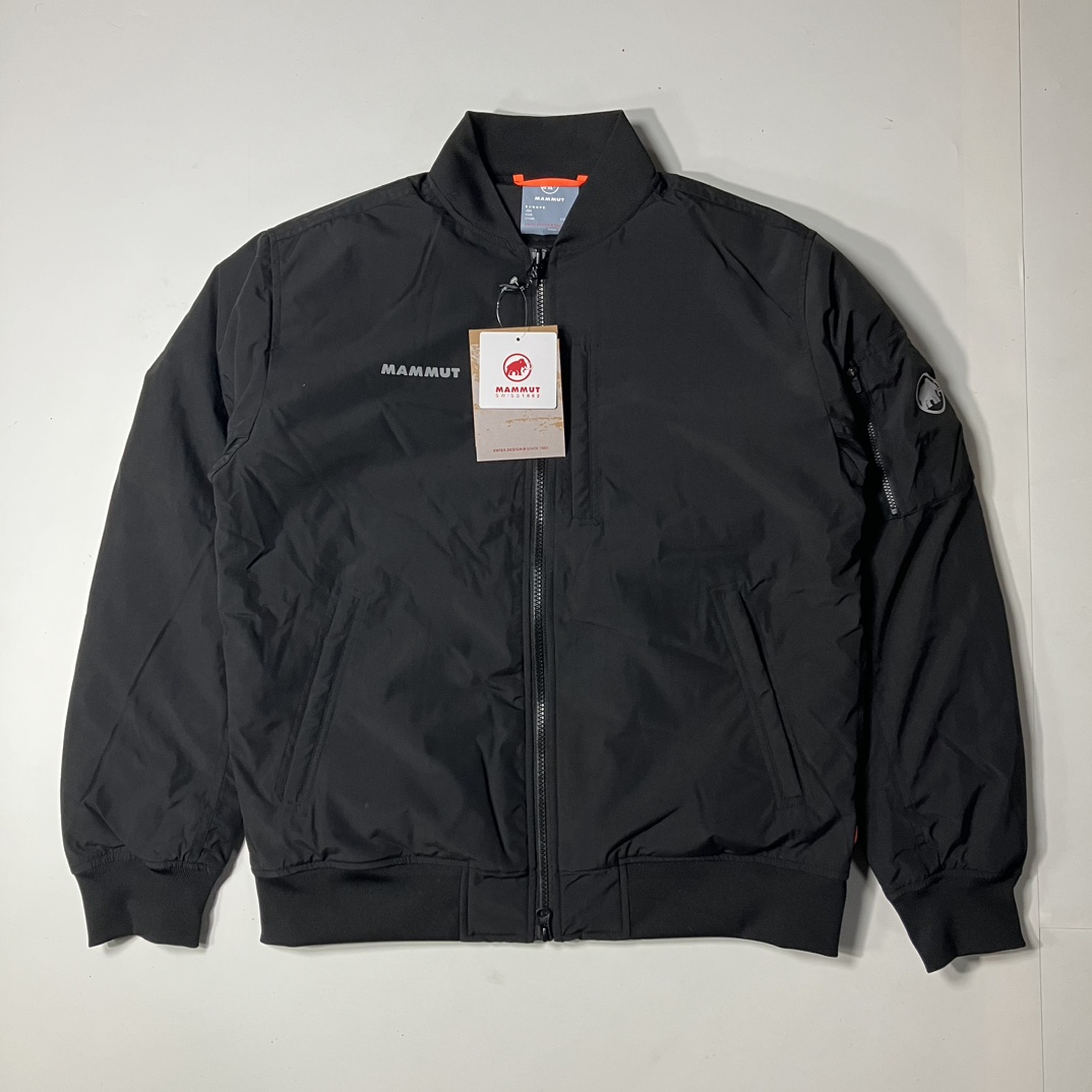 470💰（编号37）
MAMMUT猛犸象Floeberg男士保暖飞行员鹅绒羽绒服 

黑色 S M 沙漠色S M XL XXL

鹅绒加持，降温了，也要穿出帅气，质感超赞，飞行夹克灵感，非常出片！

飞行羽绒夹克，百搭，酷帅，颜色耐看，惊艳，

悠闲都市风格，充裕的保暖能力

填充 RDS 认证鹅绒，bluesign 认证标准舒适弹力衣领、下摆和袖口，3口袋飞行员夹克，方便存放各类物品