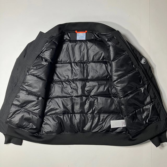 470💰（编号37）
MAMMUT猛犸象Floeberg男士保暖飞行员鹅绒羽绒服 

黑色 S M 沙漠色S M XL XXL

鹅绒加持，降温了，也要穿出帅气，质感超赞，飞行夹克灵感，非常出片！

飞行羽绒夹克，百搭，酷帅，颜色耐看，惊艳，

悠闲都市风格，充裕的保暖能力

填充 RDS 认证鹅绒，bluesign 认证标准舒适弹力衣领、下摆和袖口，3口袋飞行员夹克，方便存放各类物品