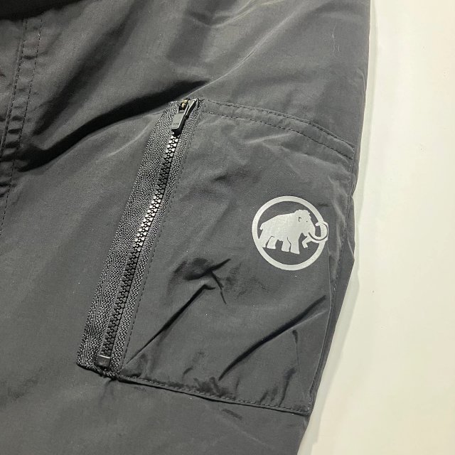 470💰（编号37）
MAMMUT猛犸象Floeberg男士保暖飞行员鹅绒羽绒服 

黑色 S M 沙漠色S M XL XXL

鹅绒加持，降温了，也要穿出帅气，质感超赞，飞行夹克灵感，非常出片！

飞行羽绒夹克，百搭，酷帅，颜色耐看，惊艳，

悠闲都市风格，充裕的保暖能力

填充 RDS 认证鹅绒，bluesign 认证标准舒适弹力衣领、下摆和袖口，3口袋飞行员夹克，方便存放各类物品