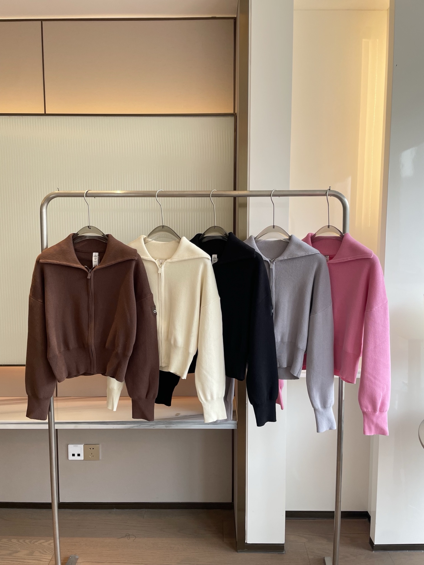 Alo long sleeve lounge cream yoga