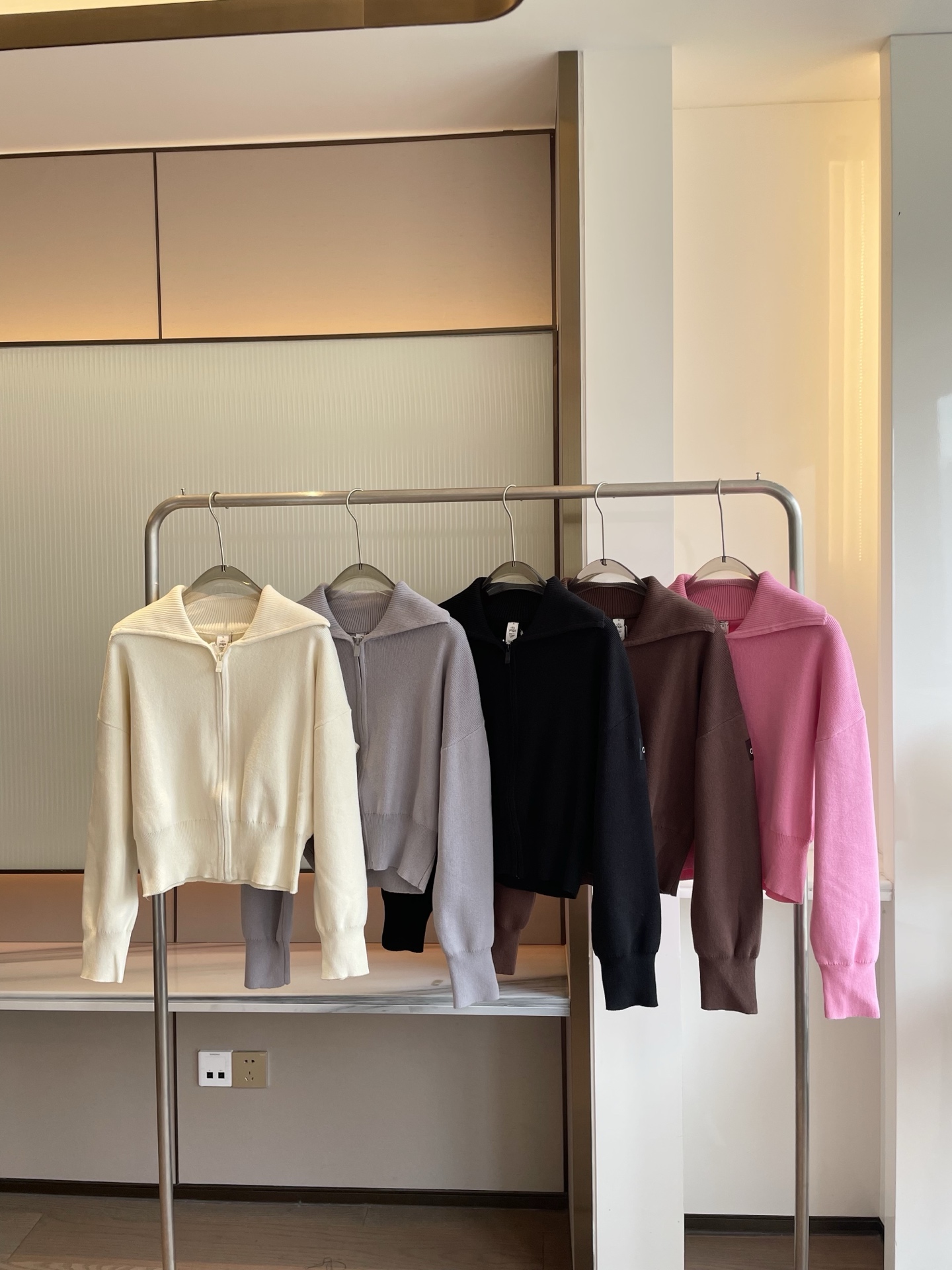 Alo long sleeve lounge cream yoga