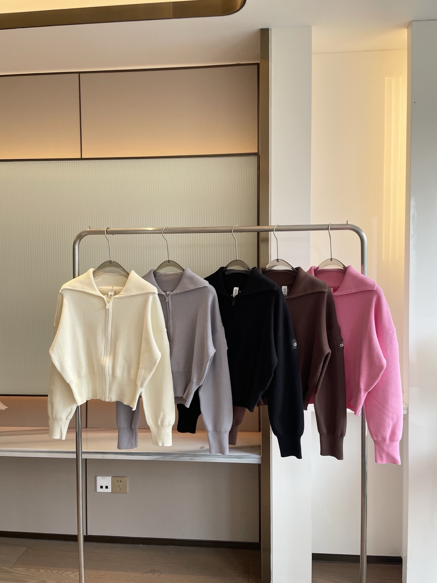 Alo long sleeve lounge cream yoga